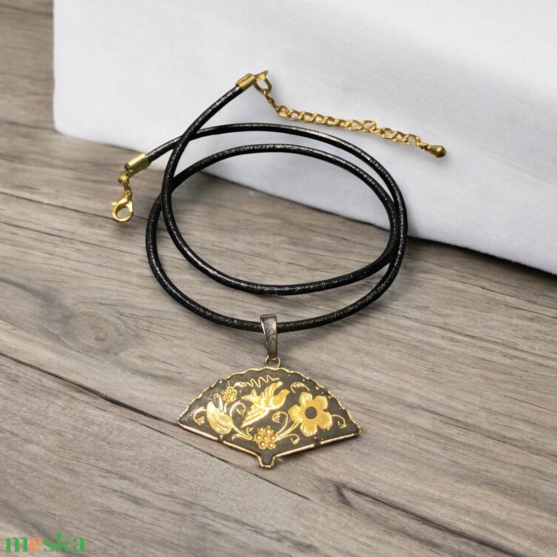 24 karát aranyozott Damascene medál, vintage damaszkén nyaklánc bőr, Toledó spanyol ékszer, nyakék - ékszer - kitűző és bross - kitűző - Meska.hu 24 karát aranyozott Damascene medál, vintage damaszkén nyaklánc bőr, Toledó spanyol ékszer, nyakék - ékszer - kitűző és bross - kitűző - Meska.hu