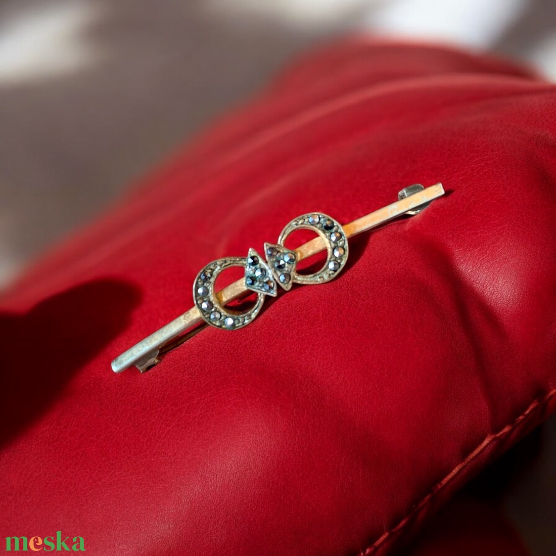 Vintage BROSS az 1960-as évekből, gyönyörű elegáns strasszos kitűző, pin szövetkabátra, blúzra, blézerre - ékszer - kitűző és bross - kitűző - Meska.hu Vintage BROSS az 1960-as évekből, gyönyörű elegáns strasszos kitűző, pin szövetkabátra, blúzra, blézerre - ékszer - kitűző és bross - kitűző - Meska.hu