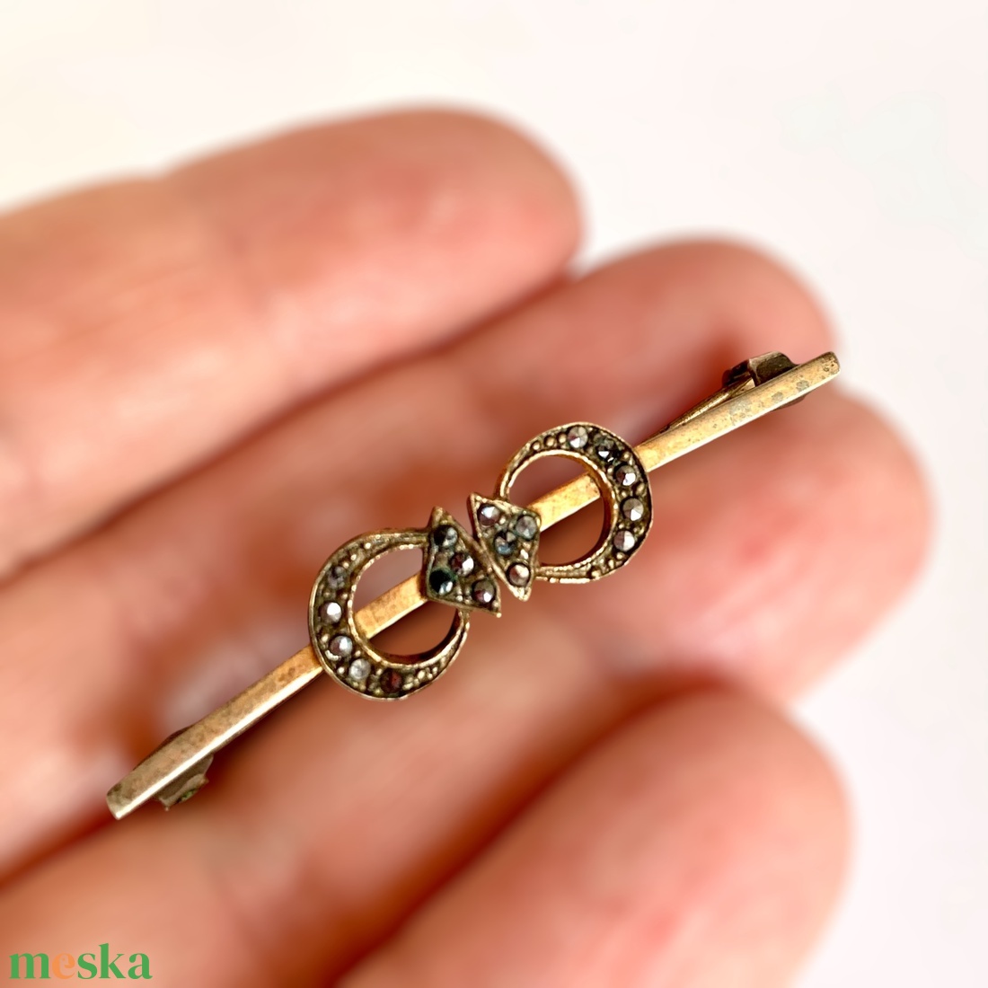 Vintage BROSS az 1960-as évekből, gyönyörű elegáns strasszos kitűző, pin szövetkabátra, blúzra, blézerre - ékszer - kitűző és bross - kitűző - Meska.hu Vintage BROSS az 1960-as évekből, gyönyörű elegáns strasszos kitűző, pin szövetkabátra, blúzra, blézerre - ékszer - kitűző és bross - kitűző - Meska.hu