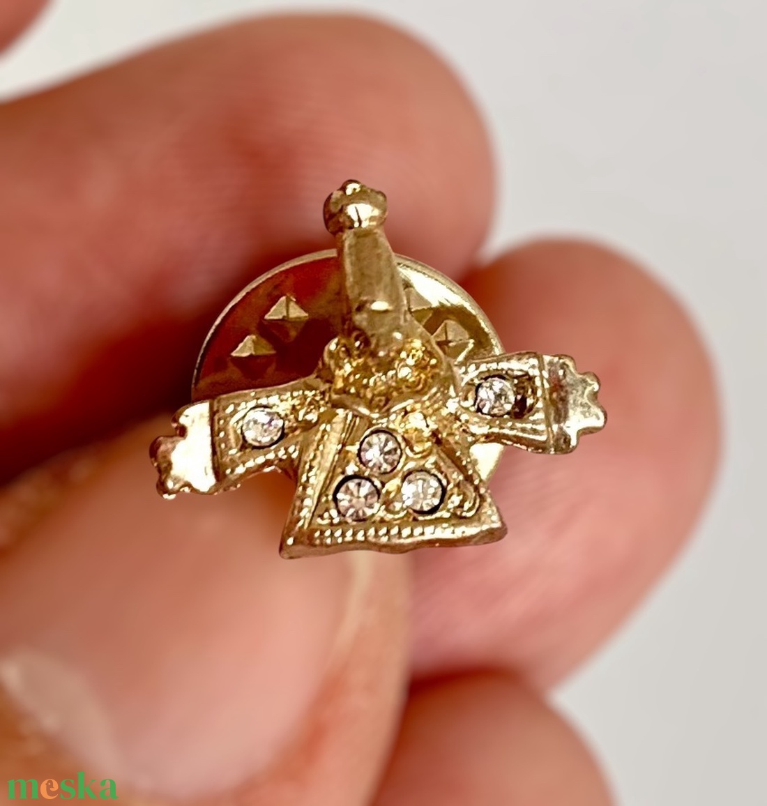 ARANY BOHÓC Vintage MINI BROSS az 1990-es évekből, vidám fém kitűző, pin farmerdzsekire, táskára, kabátra, táska pin - ékszer - kitűző és bross - kitűző - Meska.hu ARANY BOHÓC Vintage MINI BROSS az 1990-es évekből, vidám fém kitűző, pin farmerdzsekire, táskára, kabátra, táska pin - ékszer - kitűző és bross - kitűző - Meska.hu