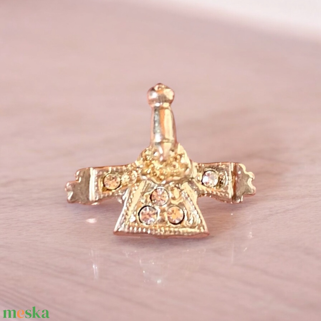 ARANY BOHÓC Vintage MINI BROSS az 1990-es évekből, vidám fém kitűző, pin farmerdzsekire, táskára, kabátra, táska pin - ékszer - kitűző és bross - kitűző - Meska.hu ARANY BOHÓC Vintage MINI BROSS az 1990-es évekből, vidám fém kitűző, pin farmerdzsekire, táskára, kabátra, táska pin - ékszer - kitűző és bross - kitűző - Meska.hu