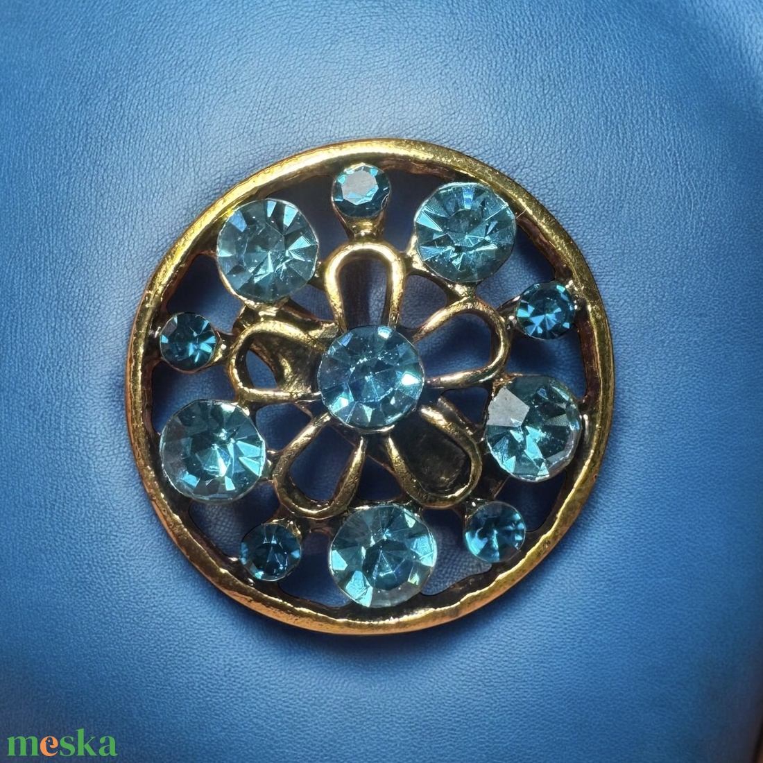 Kis retro kék BROSS az 1980-as évekből, gyönyörű elegáns strasszos kitűző, pin szövetkabátra, blúzra, blézerre - ékszer - kitűző és bross - kitűző - Meska.hu Kis retro kék BROSS az 1980-as évekből, gyönyörű elegáns strasszos kitűző, pin szövetkabátra, blúzra, blézerre - ékszer - kitűző és bross - kitűző - Meska.hu