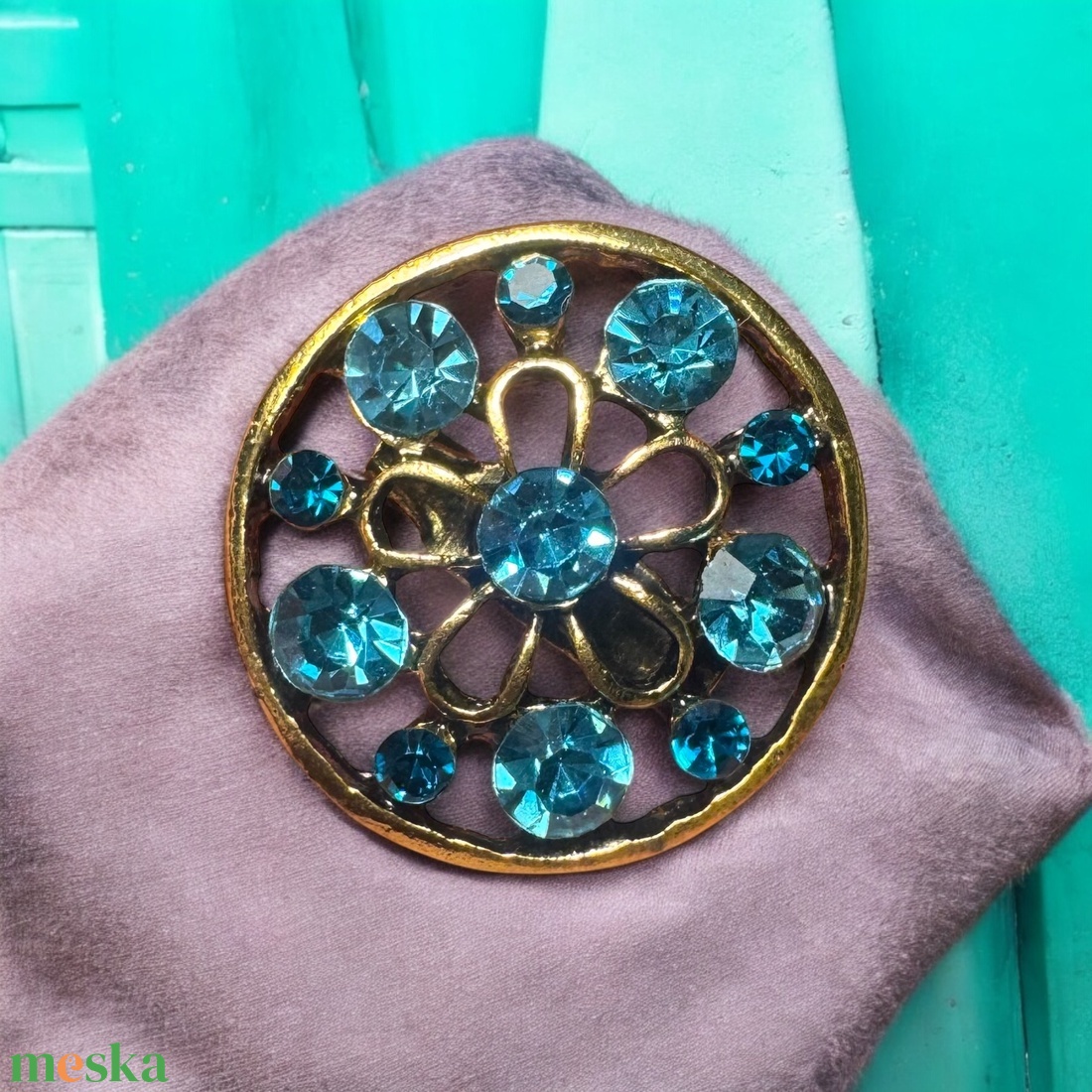 Kis retro kék BROSS az 1980-as évekből, gyönyörű elegáns strasszos kitűző, pin szövetkabátra, blúzra, blézerre - ékszer - kitűző és bross - kitűző - Meska.hu Kis retro kék BROSS az 1980-as évekből, gyönyörű elegáns strasszos kitűző, pin szövetkabátra, blúzra, blézerre - ékszer - kitűző és bross - kitűző - Meska.hu