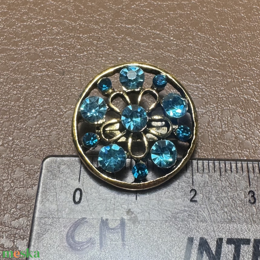 Kis retro kék BROSS az 1980-as évekből, gyönyörű elegáns strasszos kitűző, pin szövetkabátra, blúzra, blézerre - ékszer - kitűző és bross - kitűző - Meska.hu Kis retro kék BROSS az 1980-as évekből, gyönyörű elegáns strasszos kitűző, pin szövetkabátra, blúzra, blézerre - ékszer - kitűző és bross - kitűző - Meska.hu