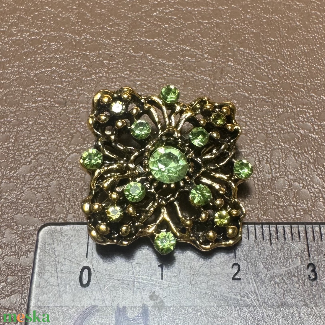 Kis retro zöld BROSS az 1980-as évekből, gyönyörű elegáns strasszos kitűző, pin szövetkabátra, blúzra,  blézerre - ékszer - kitűző és bross - Meska.hu