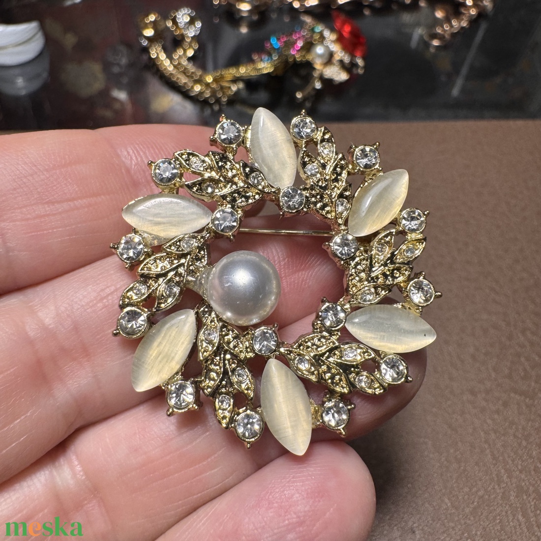 Vintage BROSS az 1980-as évekből, gyönyörű elegáns strasszos kitűző, pin szövetkabátra, blúzra,  blézerre - ékszer - kitűző és bross - Meska.hu