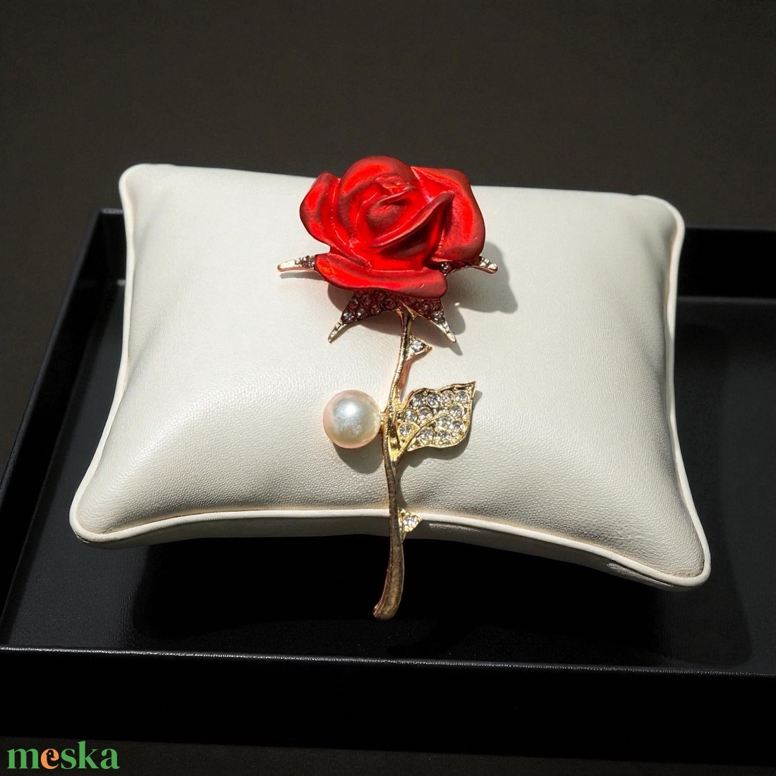 Vintage BROSS az 1980-as évekből, gyönyörű elegáns strasszos kitűző, pin szövetkabátra, blúzra,  blézerre - ékszer - kitűző és bross - Meska.hu