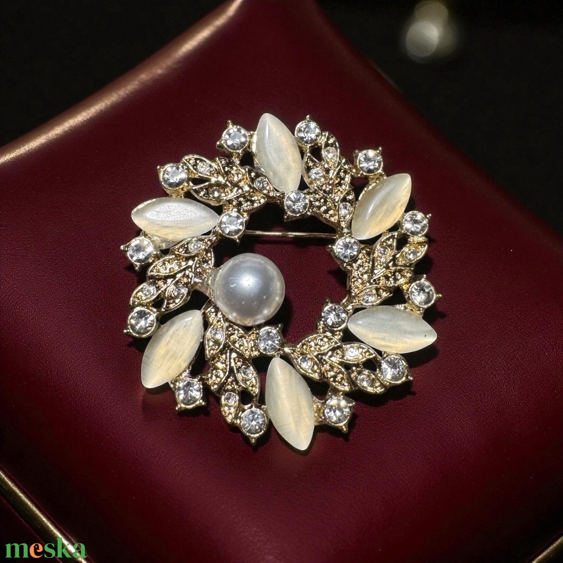 Vintage BROSS az 1980-as évekből, gyönyörű elegáns strasszos kitűző, pin szövetkabátra, blúzra,  blézerre - ékszer - kitűző és bross - Meska.hu