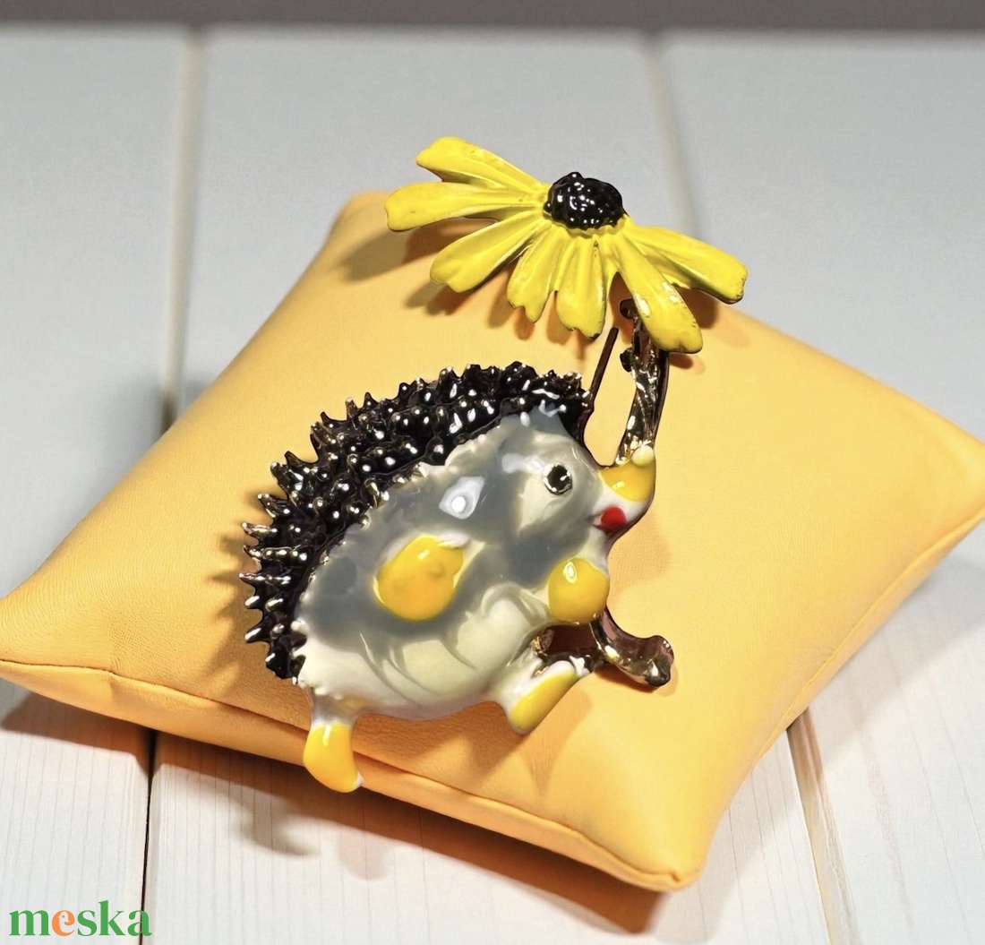 Süni Vintage BROSS az 1980-as évekből, gyönyörű elegáns strasszos kitűző, pin szövetkabátra, blúzra,  blézerre - ékszer - kitűző és bross - Meska.hu