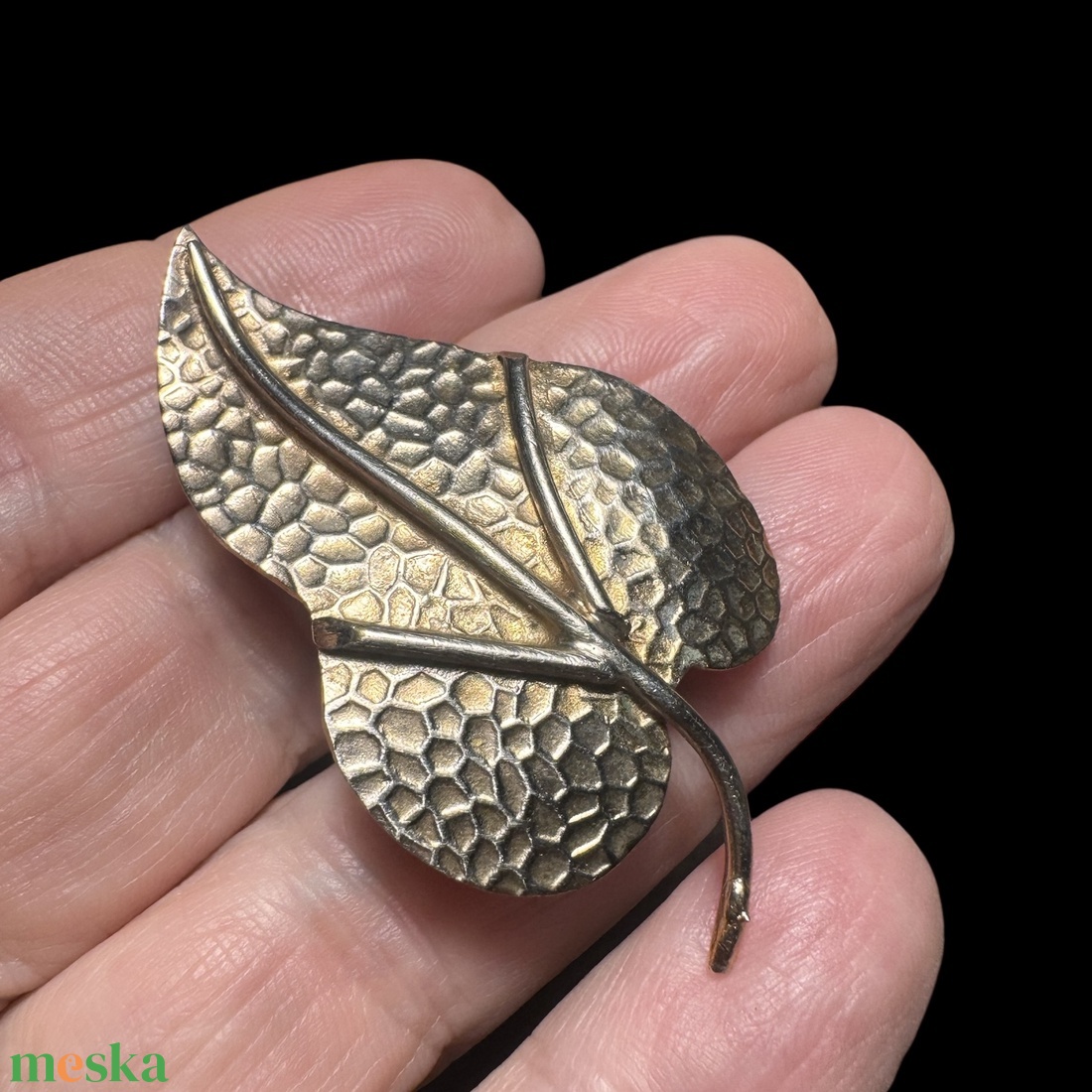 Arany falevél Vintage BROSS az 1980-as évekből, gyönyörű elegáns strasszos kitűző, pin szövetkabátra, blúzra,  blézerre - ékszer - kitűző és bross - Meska.hu