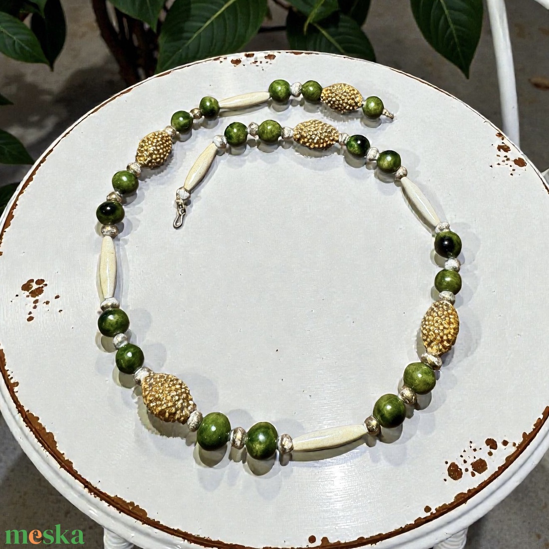Retro kerámia nyaklánc szép feltűnő zöld, bézs és aranyfestett szemekből, vintage kerámia nyakék - ékszer - nyaklánc - bogyós nyaklánc - Meska.hu
