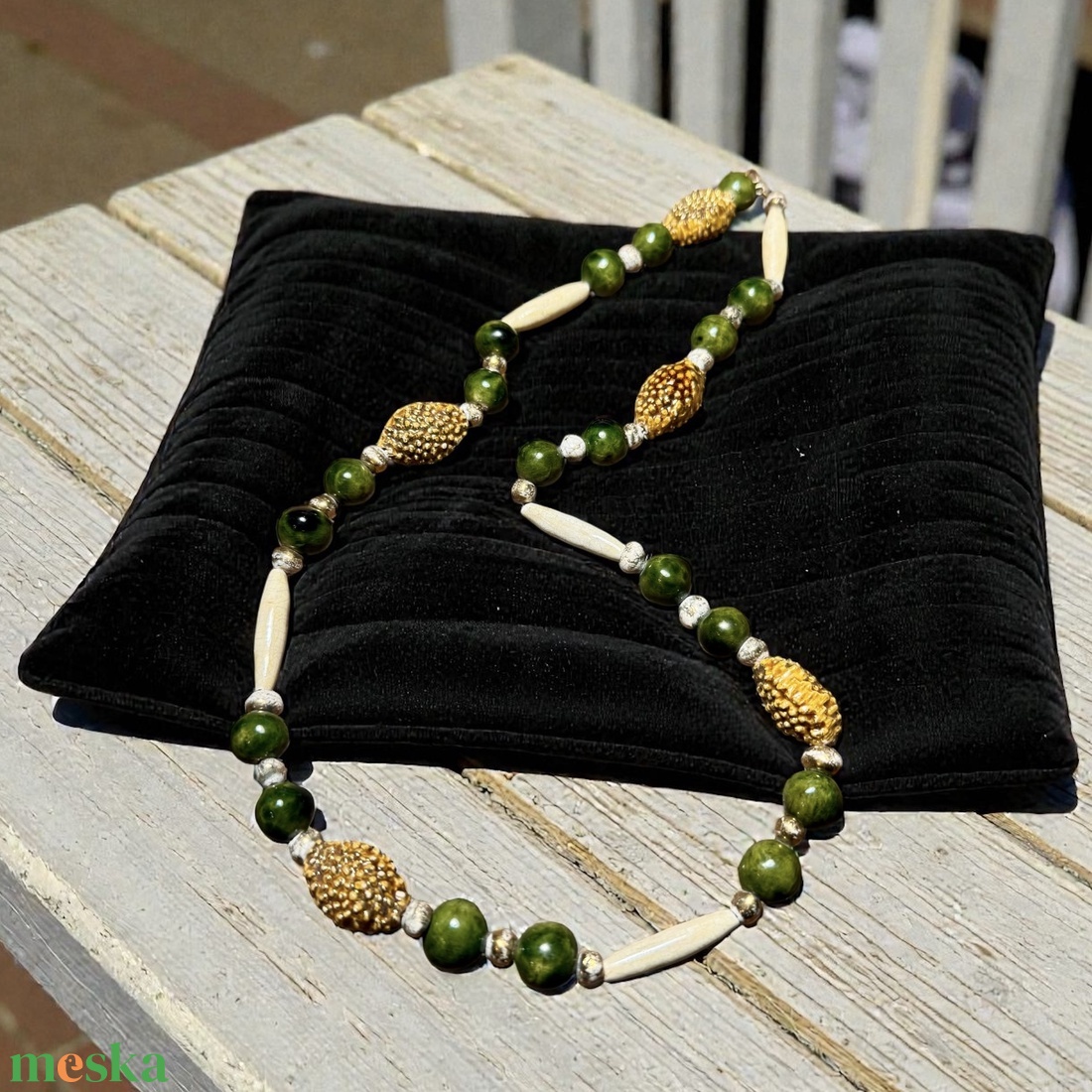 Retro kerámia nyaklánc szép feltűnő zöld, bézs és aranyfestett szemekből, vintage kerámia nyakék - ékszer - nyaklánc - bogyós nyaklánc - Meska.hu
