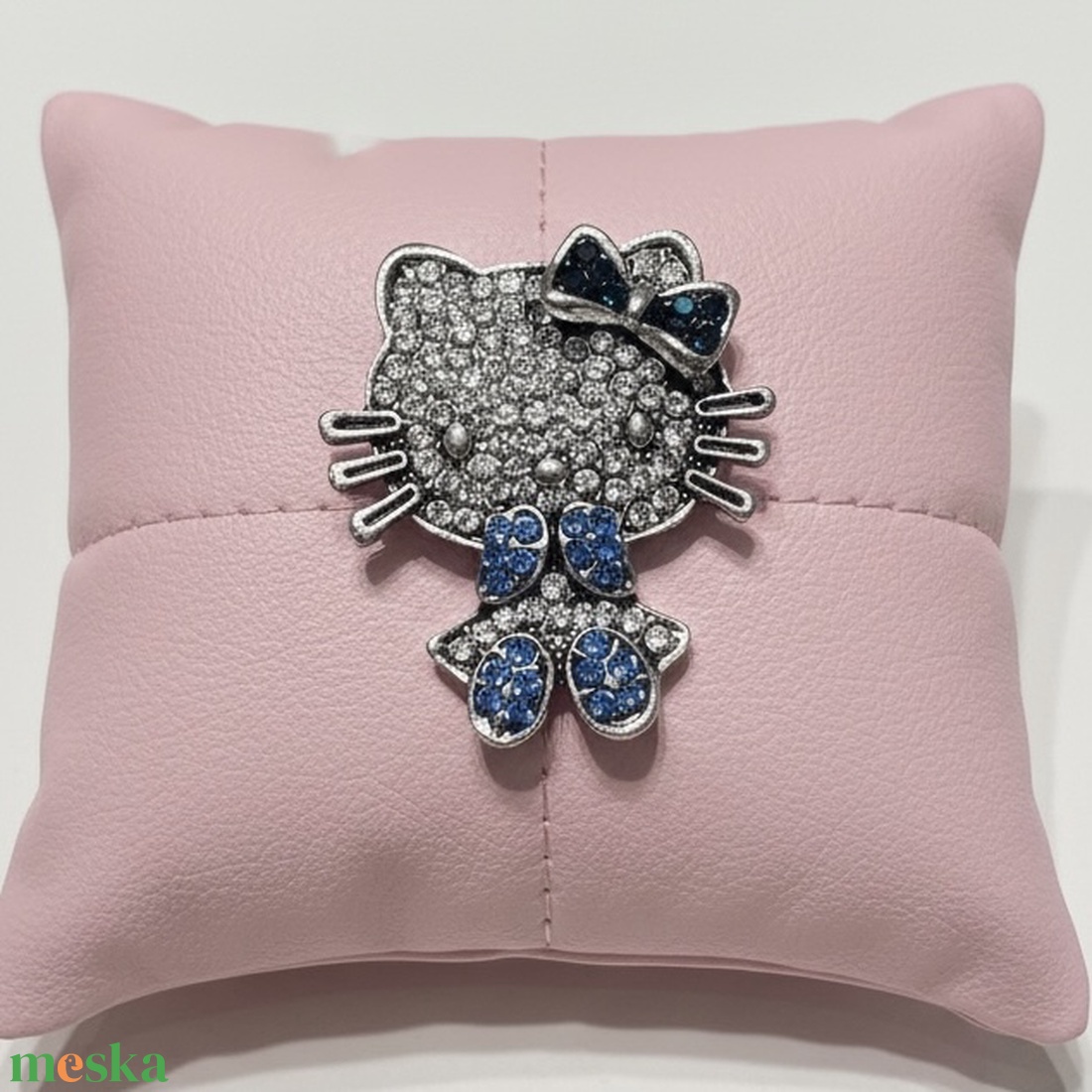 Hello Kitty cica BROSS az 1980-as évekből, gyönyörű elegáns strasszos kitűző, pin szövetkabátra, blúzra,  blézerre - ékszer - kitűző és bross - Meska.hu