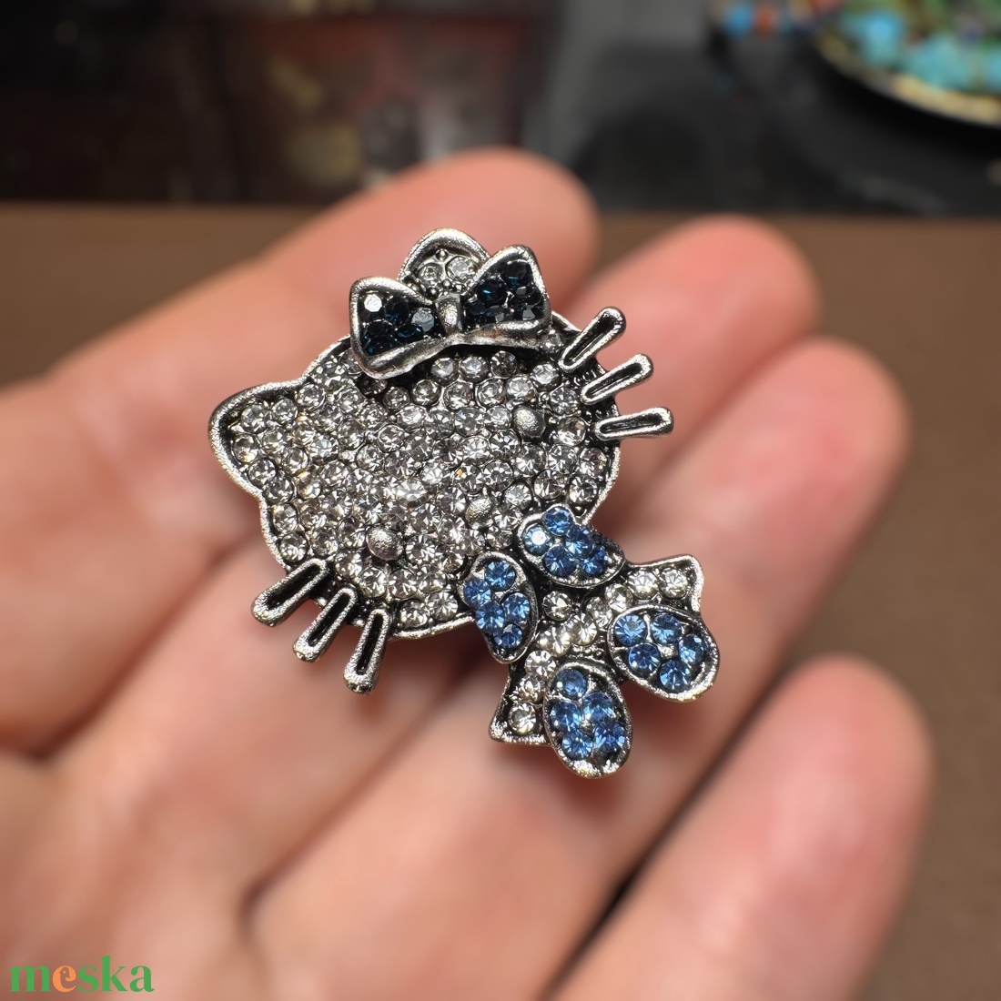 Hello Kitty cica BROSS az 1980-as évekből, gyönyörű elegáns strasszos kitűző, pin szövetkabátra, blúzra,  blézerre - ékszer - kitűző és bross - Meska.hu