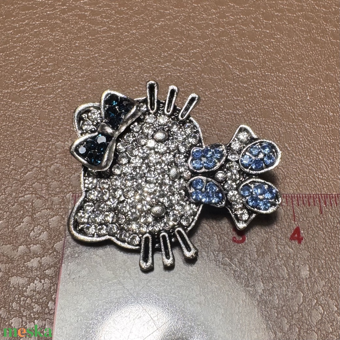 Hello Kitty cica BROSS az 1980-as évekből, gyönyörű elegáns strasszos kitűző, pin szövetkabátra, blúzra,  blézerre - ékszer - kitűző és bross - Meska.hu