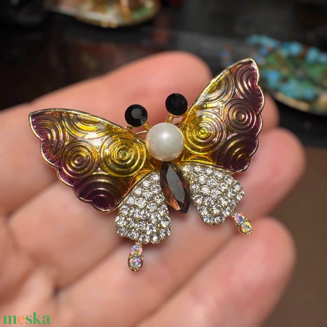 Pillangó Vintage BROSS az 1980-as évekből, gyönyörű elegáns strasszos kitűző, pin szövetkabátra, blúzra,  blézerre - ékszer - kitűző és bross - Meska.hu