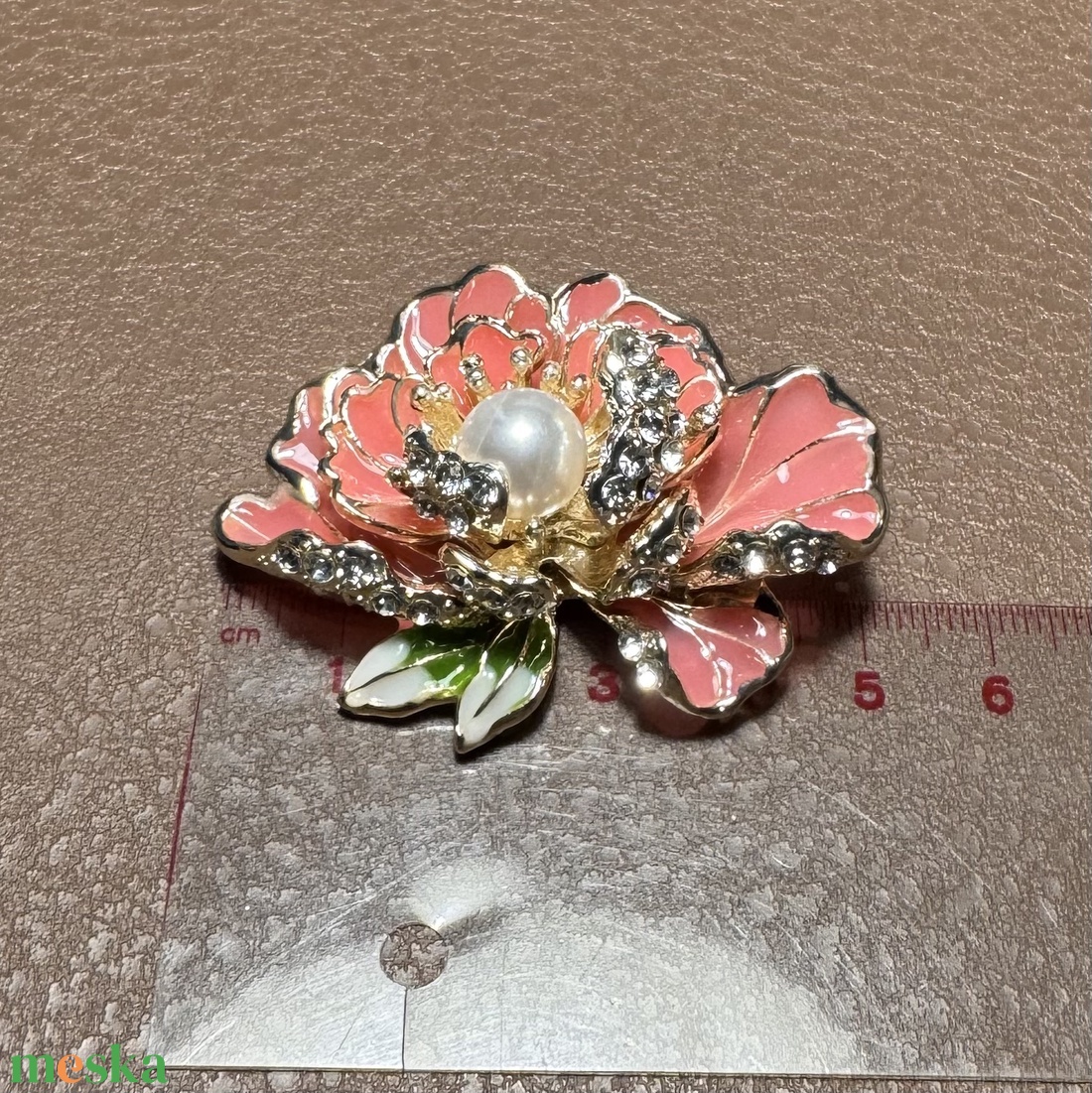 Virág retro BROSS az 1980-as évekből, gyönyörű elegáns strasszos kitűző, pin szövetkabátra, blúzra,  blézerre, vintage  - ékszer - kitűző és bross - Meska.hu