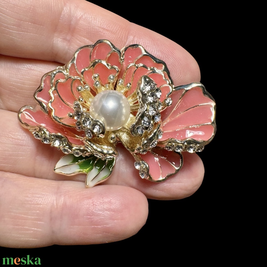 Virág retro BROSS az 1980-as évekből, gyönyörű elegáns strasszos kitűző, pin szövetkabátra, blúzra,  blézerre, vintage  - ékszer - kitűző és bross - Meska.hu