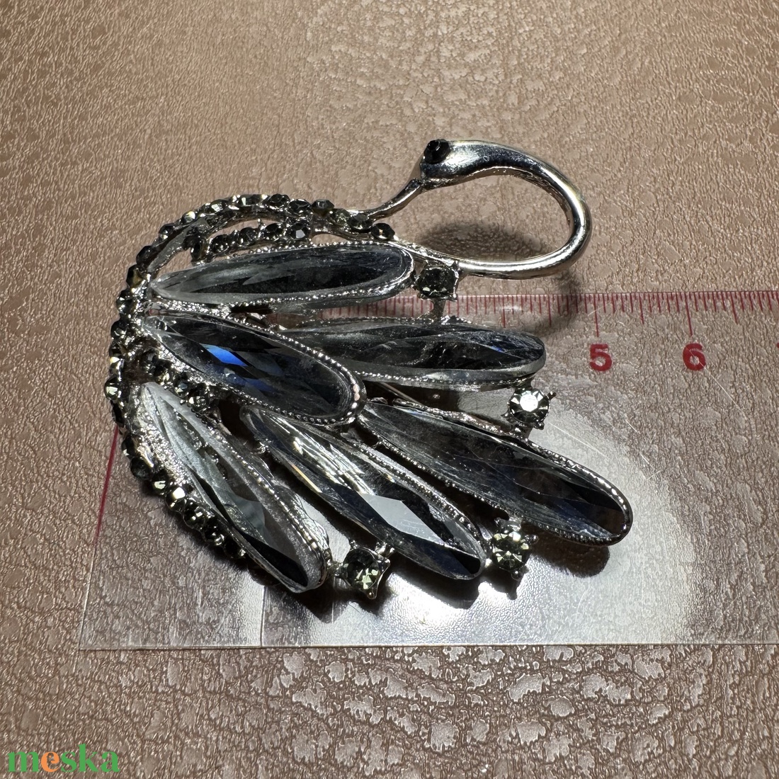 Kristály hattyú retro BROSS az 1980-as évekből, gyönyörű elegáns strasszos kitűző, pin szövetkabátra, blúzra,  blézerre  - ékszer - kitűző és bross - Meska.hu