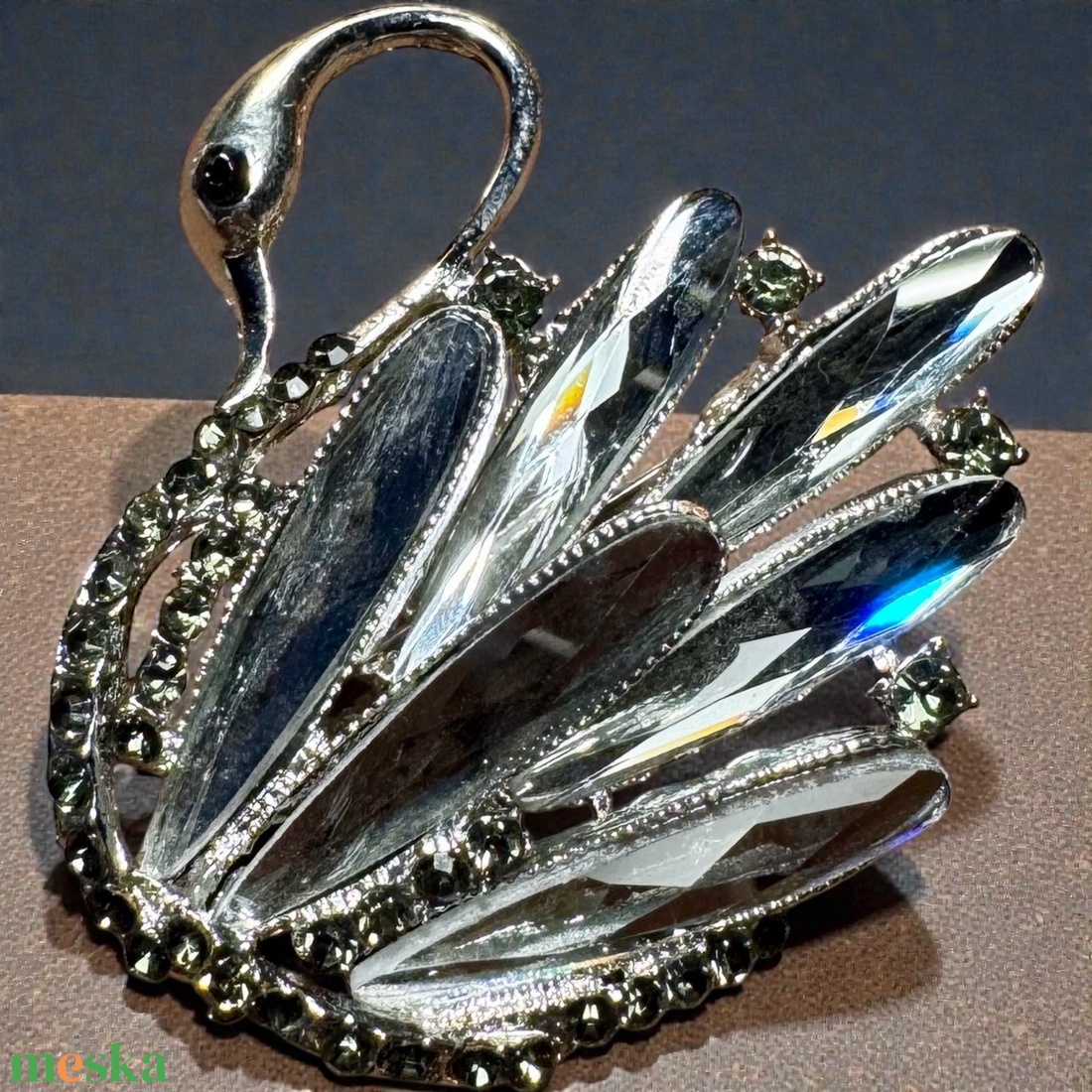 Kristály hattyú retro BROSS az 1980-as évekből, gyönyörű elegáns strasszos kitűző, pin szövetkabátra, blúzra,  blézerre  - ékszer - kitűző és bross - Meska.hu