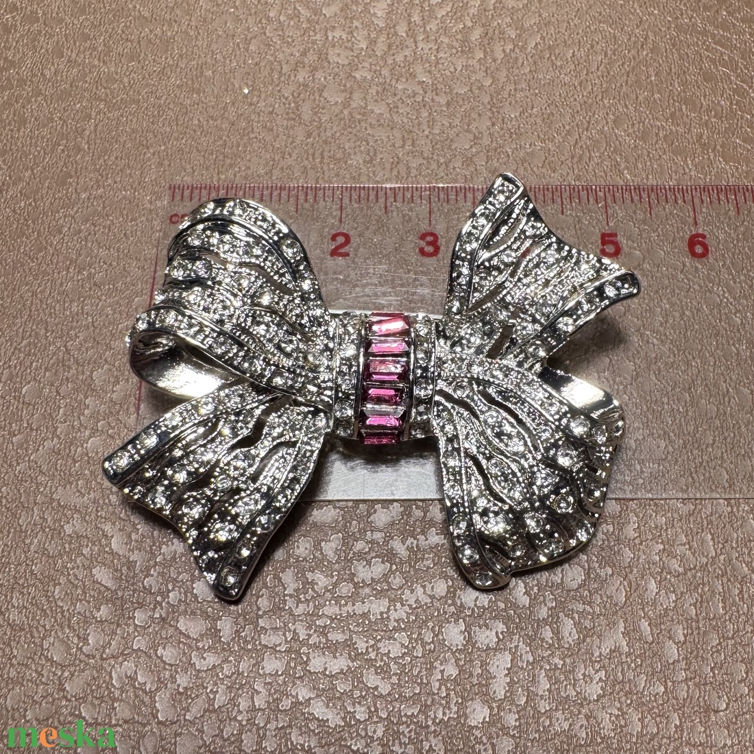 Kristály masni retro BROSS az 1980-as évekből, gyönyörű elegáns strasszos kitűző, pin szövetkabátra, blúzra,  blézerre  - ékszer - kitűző és bross - Meska.hu