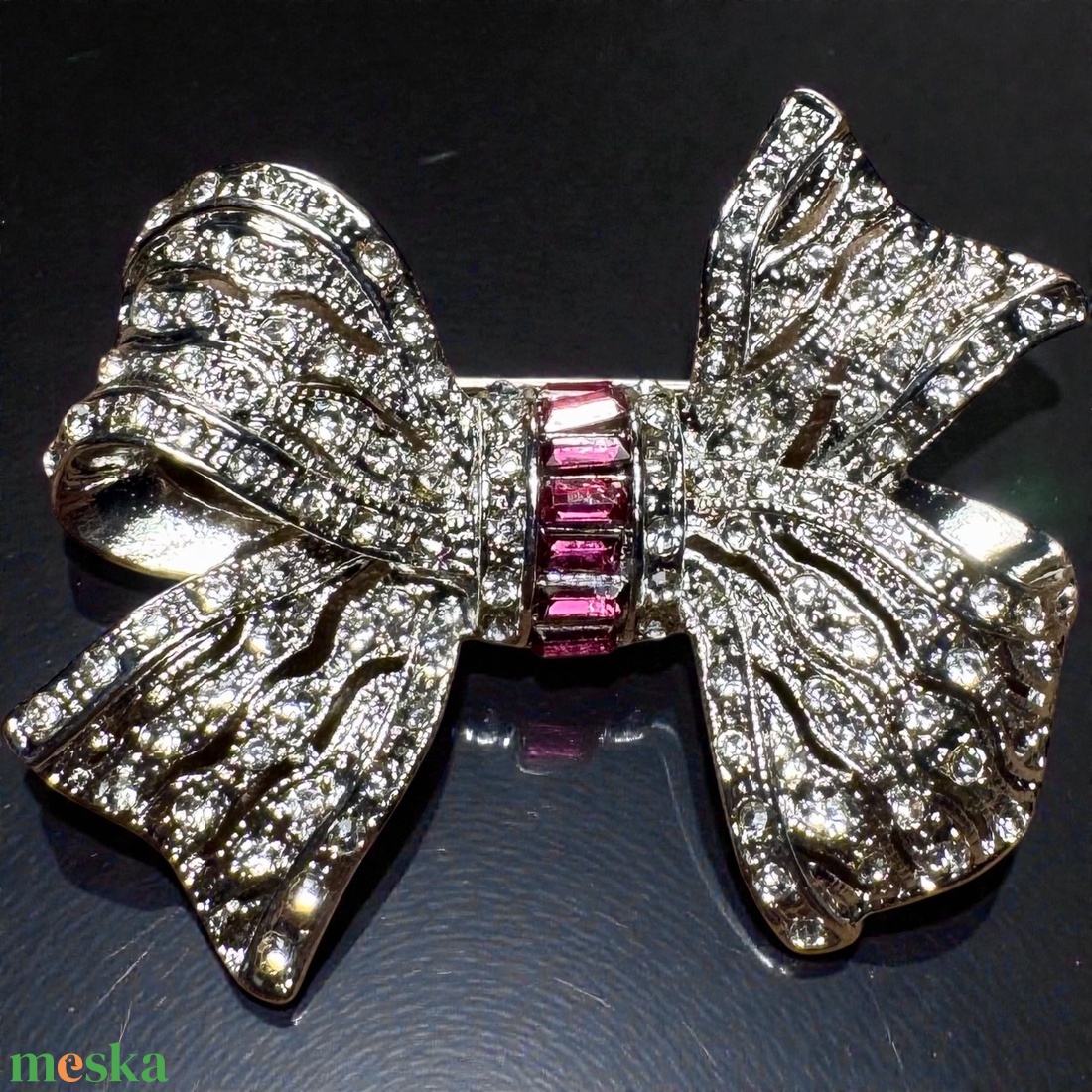 Kristály masni retro BROSS az 1980-as évekből, gyönyörű elegáns strasszos kitűző, pin szövetkabátra, blúzra,  blézerre  - ékszer - kitűző és bross - Meska.hu