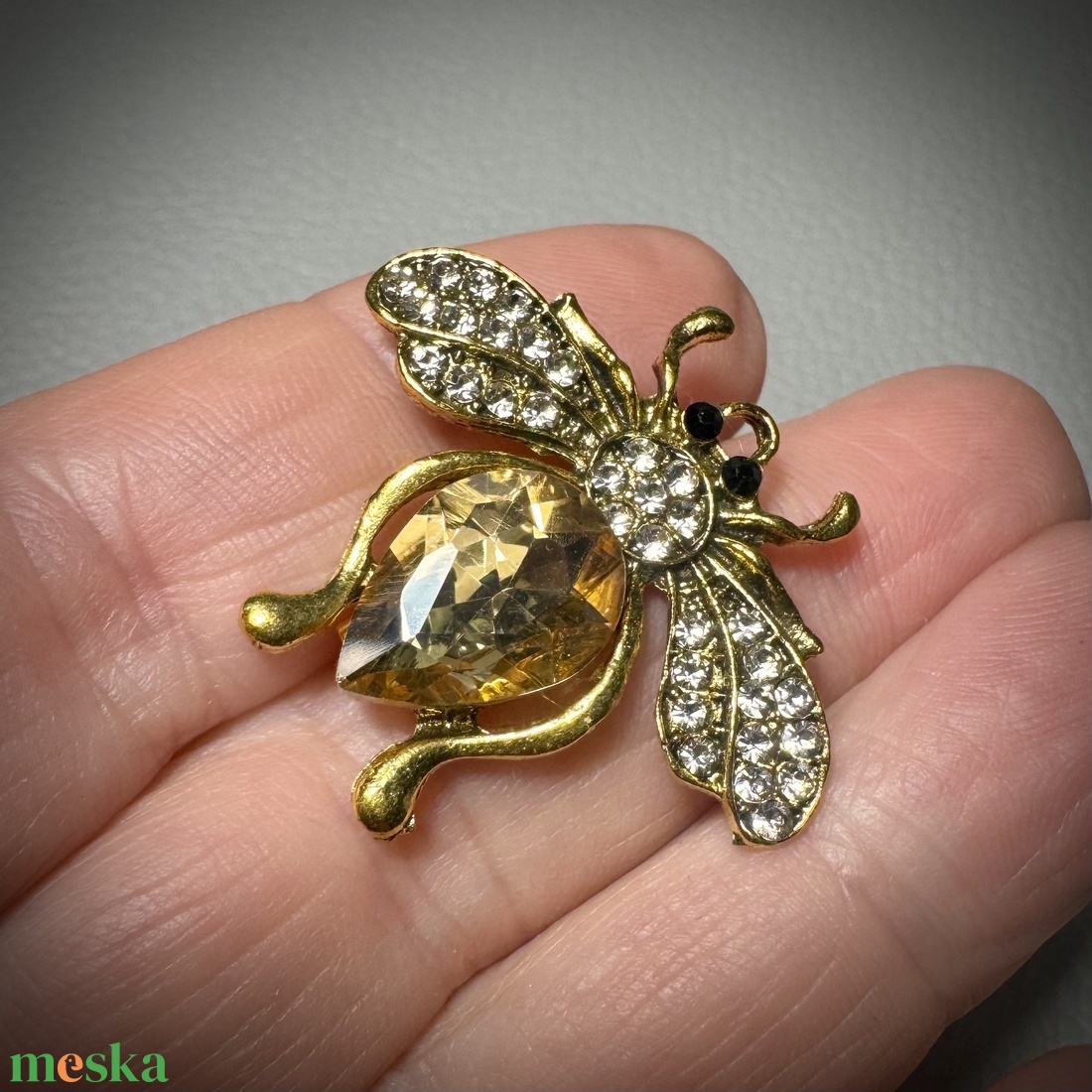 Retro BROSS az 1980-as évekből, gyönyörű elegáns strasszos kitűző, pin szövetkabátra, blúzra,  blézerre szép kitűző - ékszer - kitűző és bross - Meska.hu