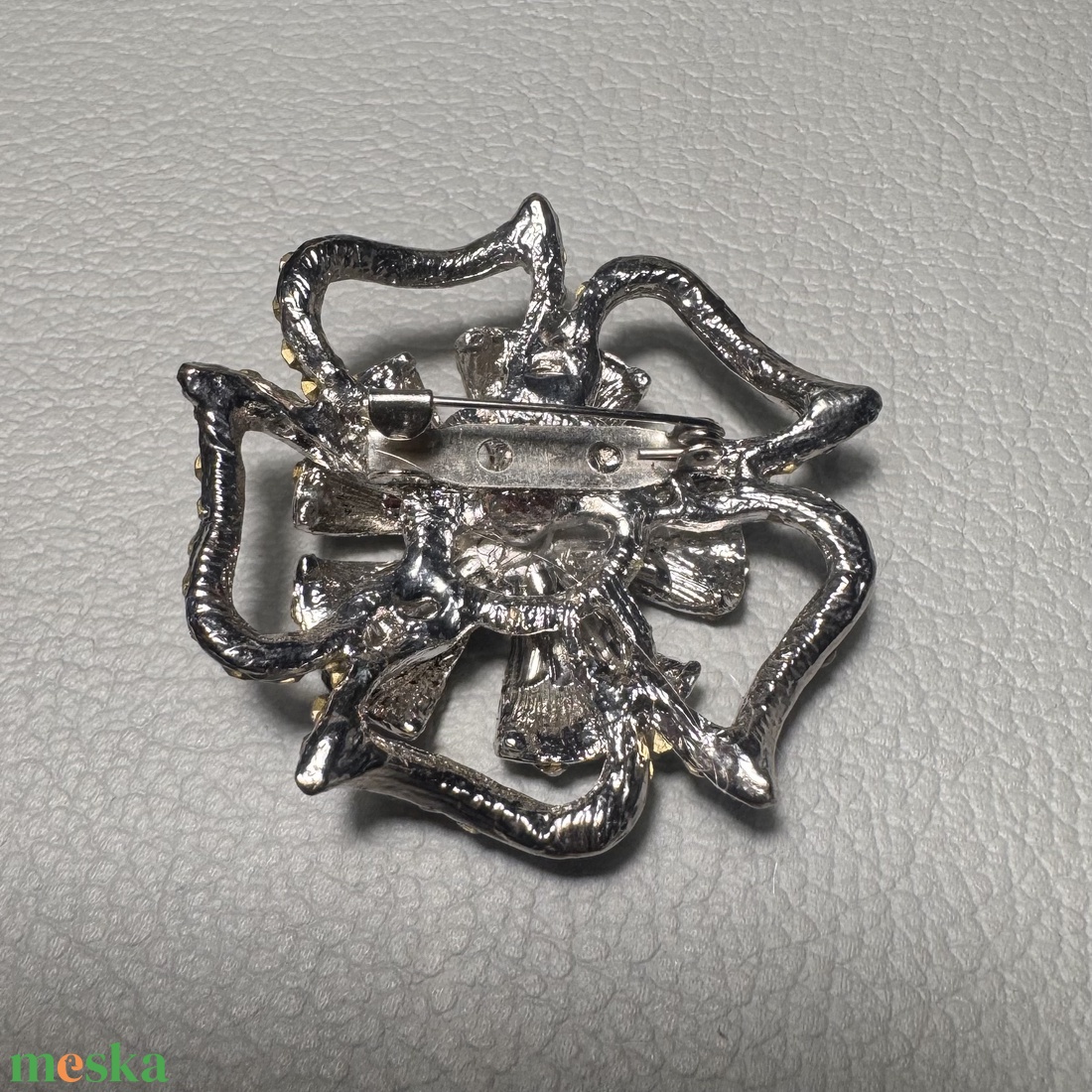 Vintage BROSS az 1980-as évekből, gyönyörű elegáns strasszos kitűző, pin szövetkabátra, blúzra,  blézerre retro kitűző - ékszer - kitűző és bross - Meska.hu