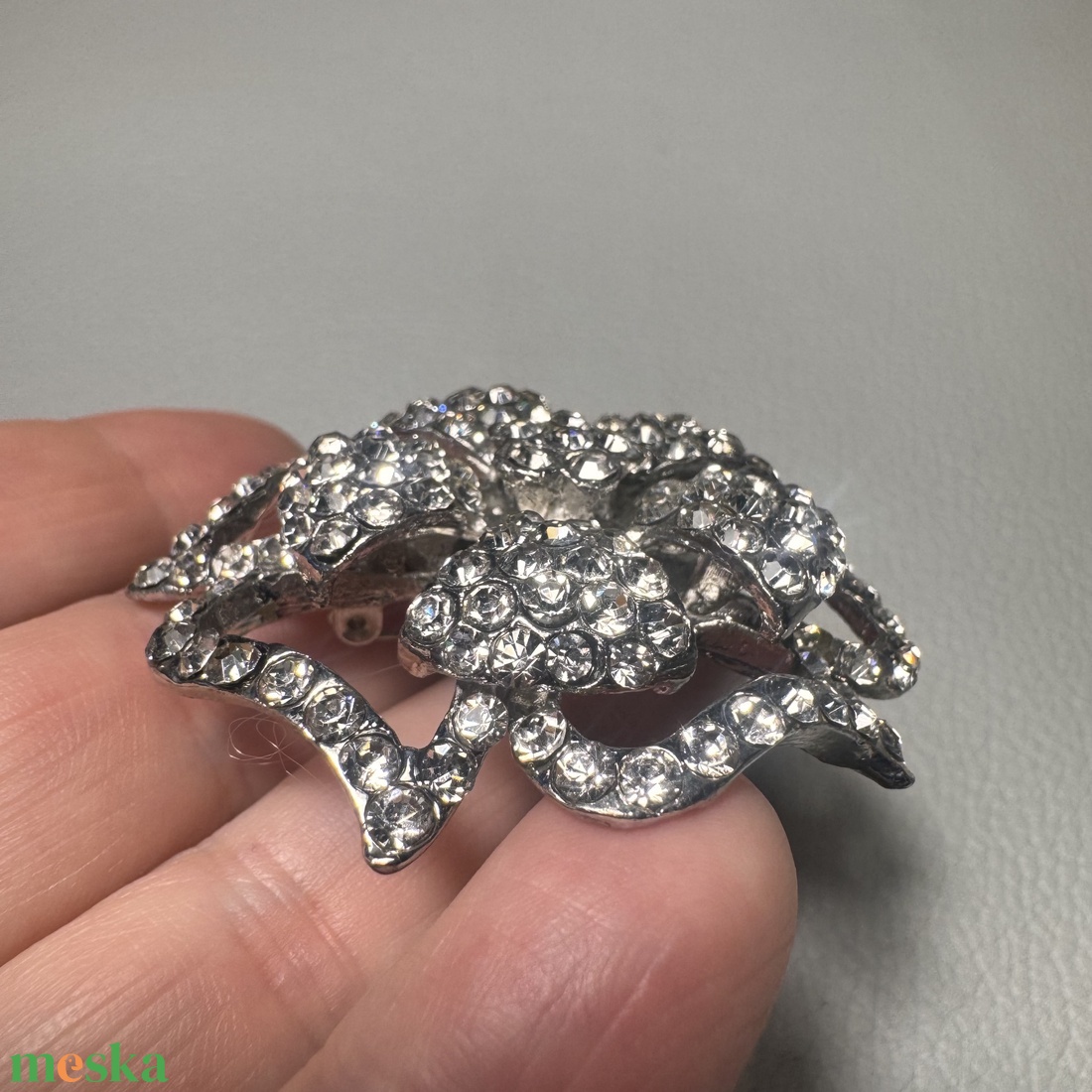 Vintage BROSS az 1980-as évekből, gyönyörű elegáns strasszos kitűző, pin szövetkabátra, blúzra,  blézerre retro kitűző - ékszer - kitűző és bross - Meska.hu