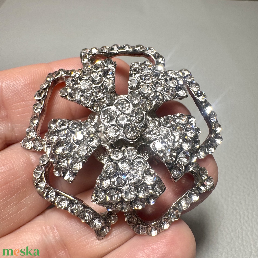 Vintage BROSS az 1980-as évekből, gyönyörű elegáns strasszos kitűző, pin szövetkabátra, blúzra,  blézerre retro kitűző - ékszer - kitűző és bross - Meska.hu