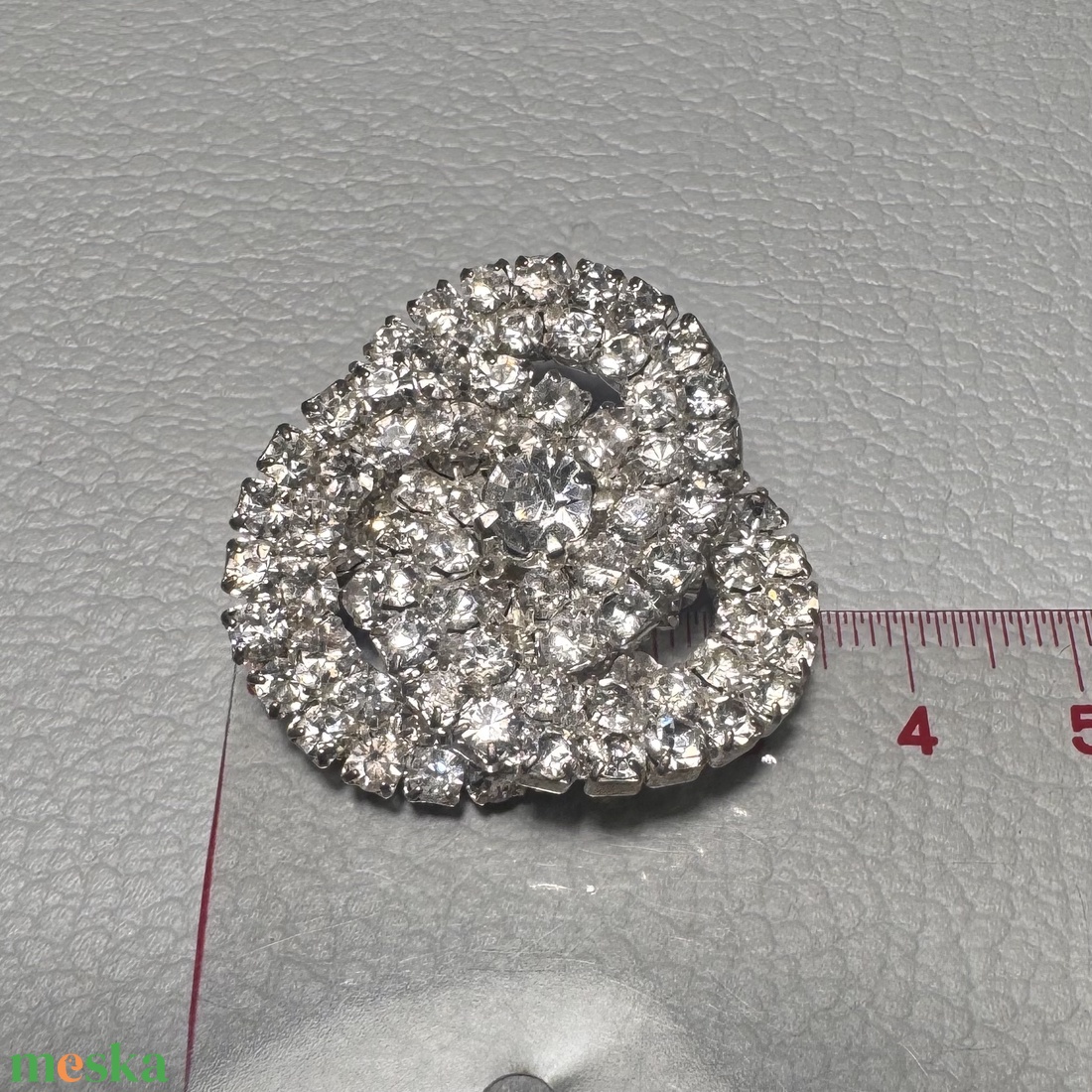 Vintage BROSS az 1980-as évekből, gyönyörű elegáns strasszos kitűző, pin szövetkabátra, blúzra,  blézerre retro kitűző - ékszer - kitűző és bross - Meska.hu