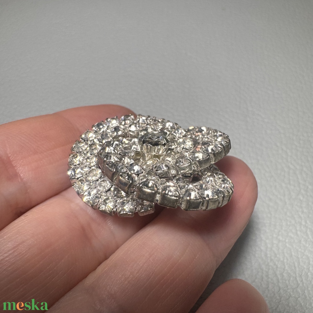 Vintage BROSS az 1980-as évekből, gyönyörű elegáns strasszos kitűző, pin szövetkabátra, blúzra,  blézerre retro kitűző - ékszer - kitűző és bross - Meska.hu