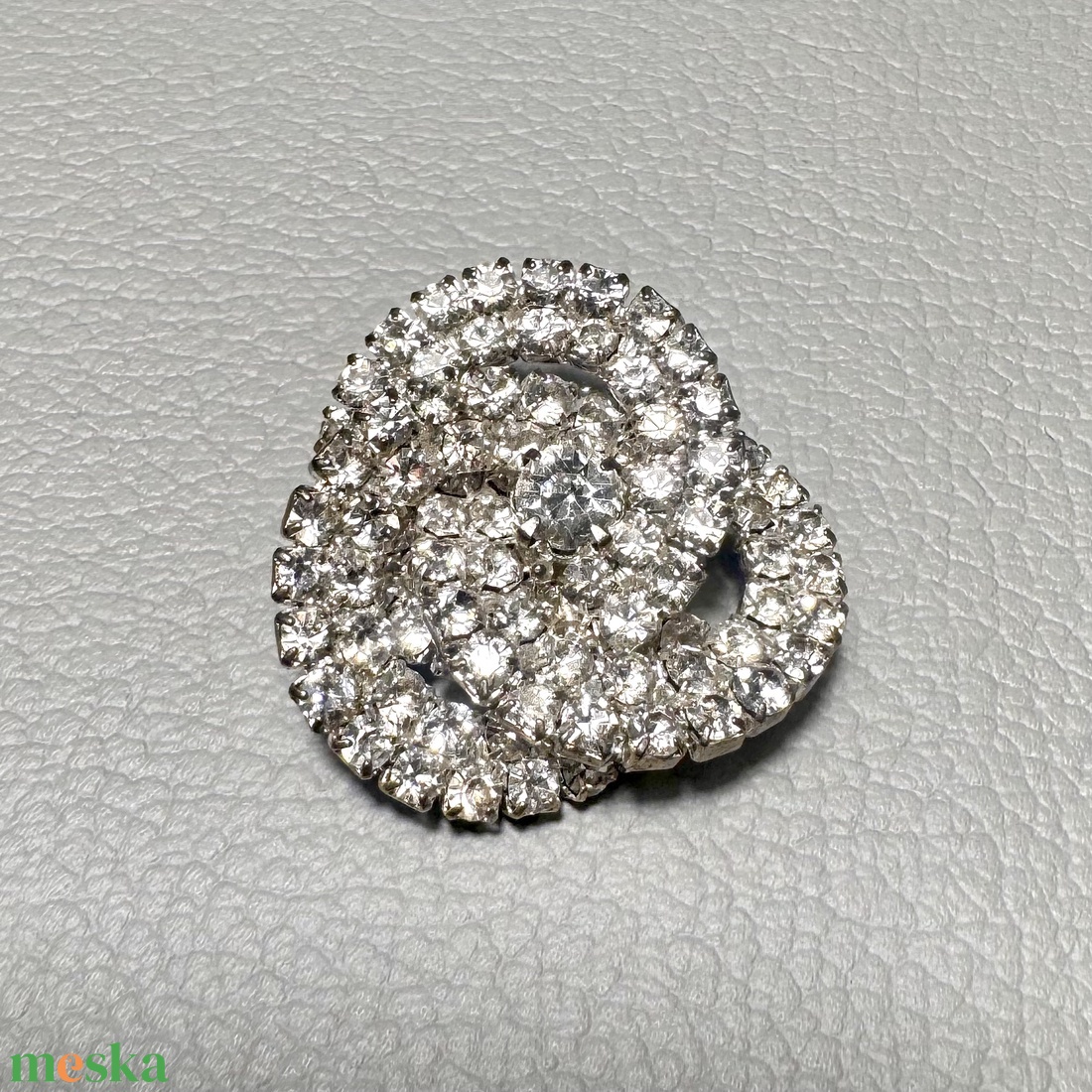 Vintage BROSS az 1980-as évekből, gyönyörű elegáns strasszos kitűző, pin szövetkabátra, blúzra,  blézerre retro kitűző - ékszer - kitűző és bross - Meska.hu