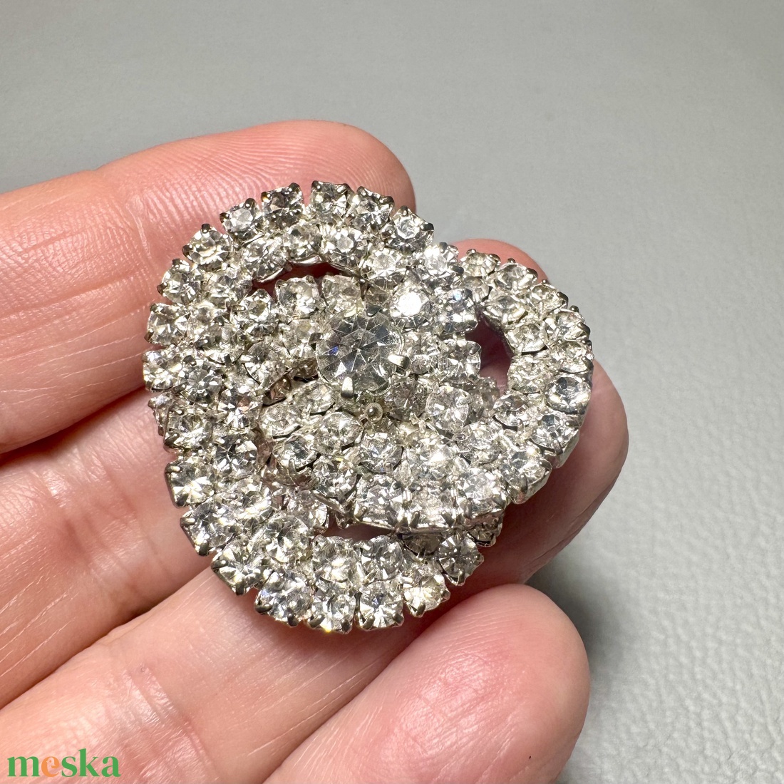 Vintage BROSS az 1980-as évekből, gyönyörű elegáns strasszos kitűző, pin szövetkabátra, blúzra,  blézerre retro kitűző - ékszer - kitűző és bross - Meska.hu