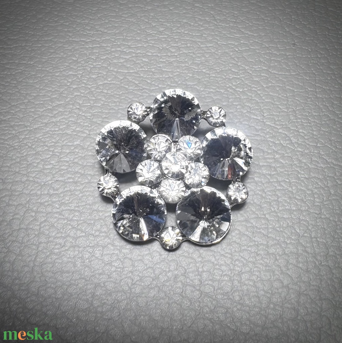 Vintage BROSS az 1980-as évekből, gyönyörű elegáns strasszos kitűző, pin szövetkabátra, blúzra,  blézerre retro kitűző - ékszer - kitűző és bross - Meska.hu