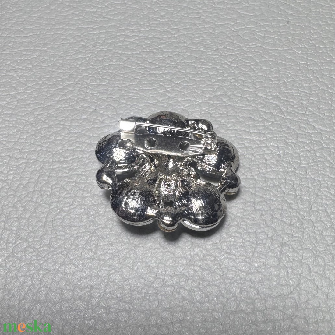 Vintage BROSS az 1980-as évekből, gyönyörű elegáns strasszos kitűző, pin szövetkabátra, blúzra,  blézerre retro kitűző - ékszer - kitűző és bross - Meska.hu