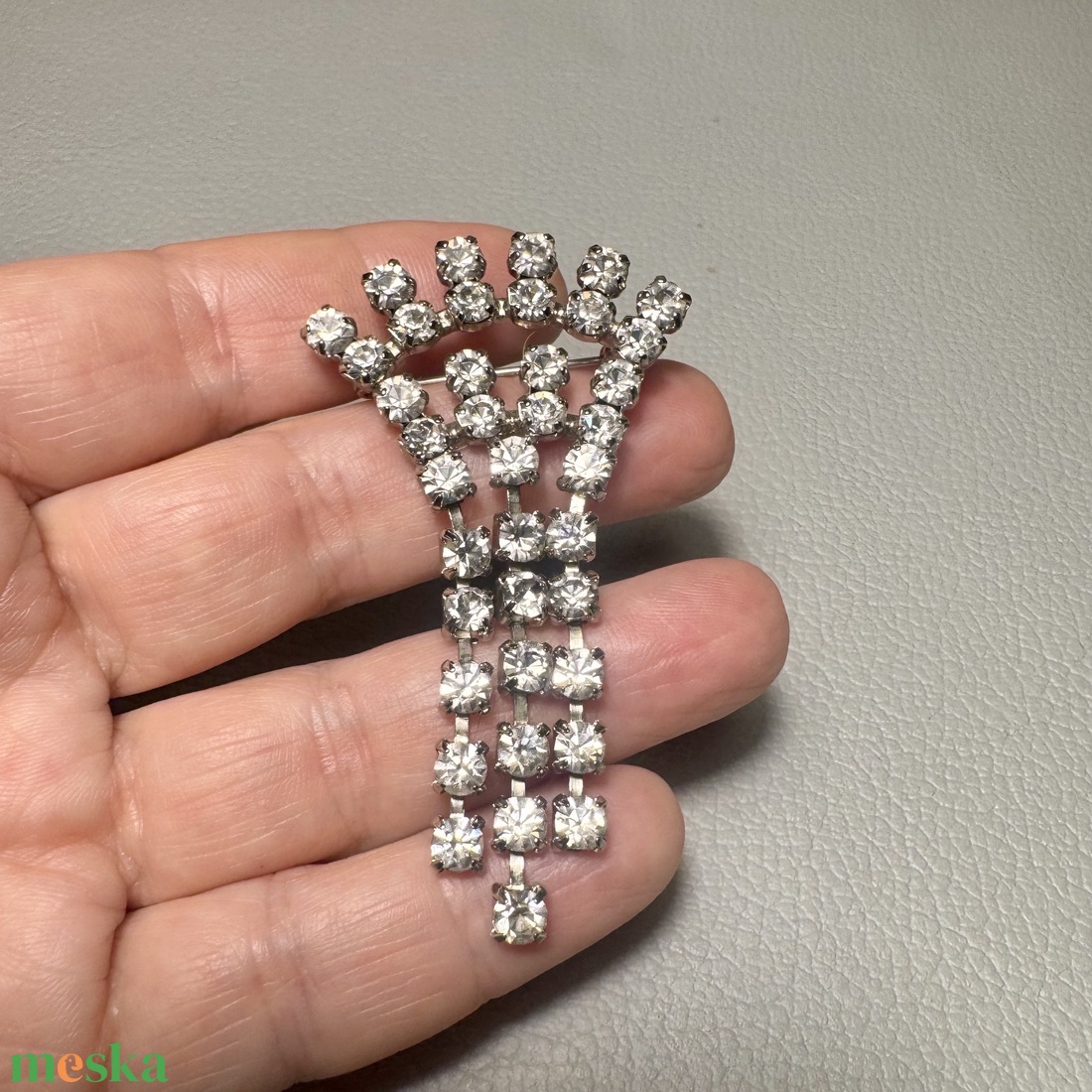 Vintage BROSS az 1980-as évekből, gyönyörű elegáns strasszos kitűző, pin szövetkabátra, blúzra,  blézerre retro kitűző - ékszer - kitűző és bross - Meska.hu