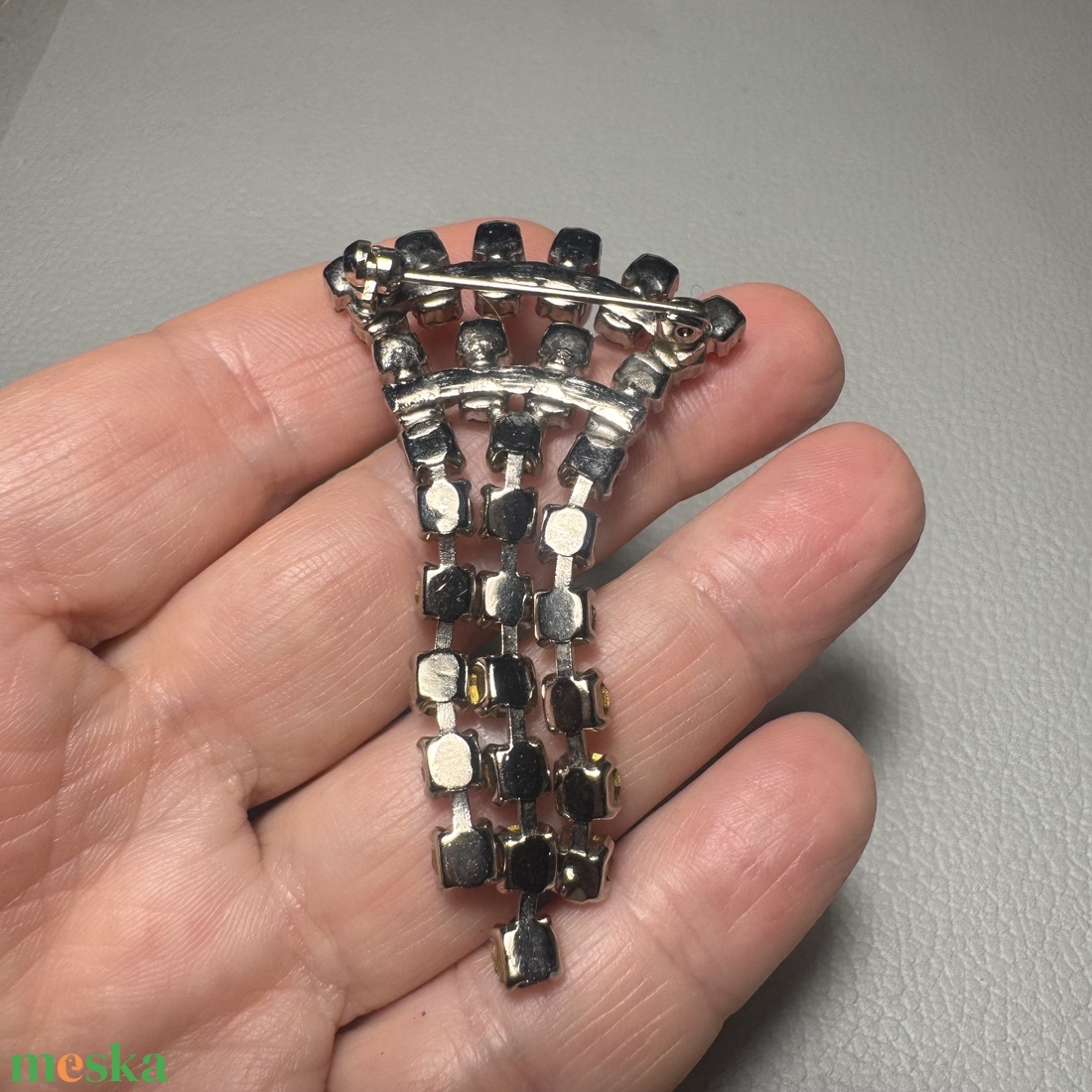 Vintage BROSS az 1980-as évekből, gyönyörű elegáns strasszos kitűző, pin szövetkabátra, blúzra,  blézerre retro kitűző - ékszer - kitűző és bross - Meska.hu