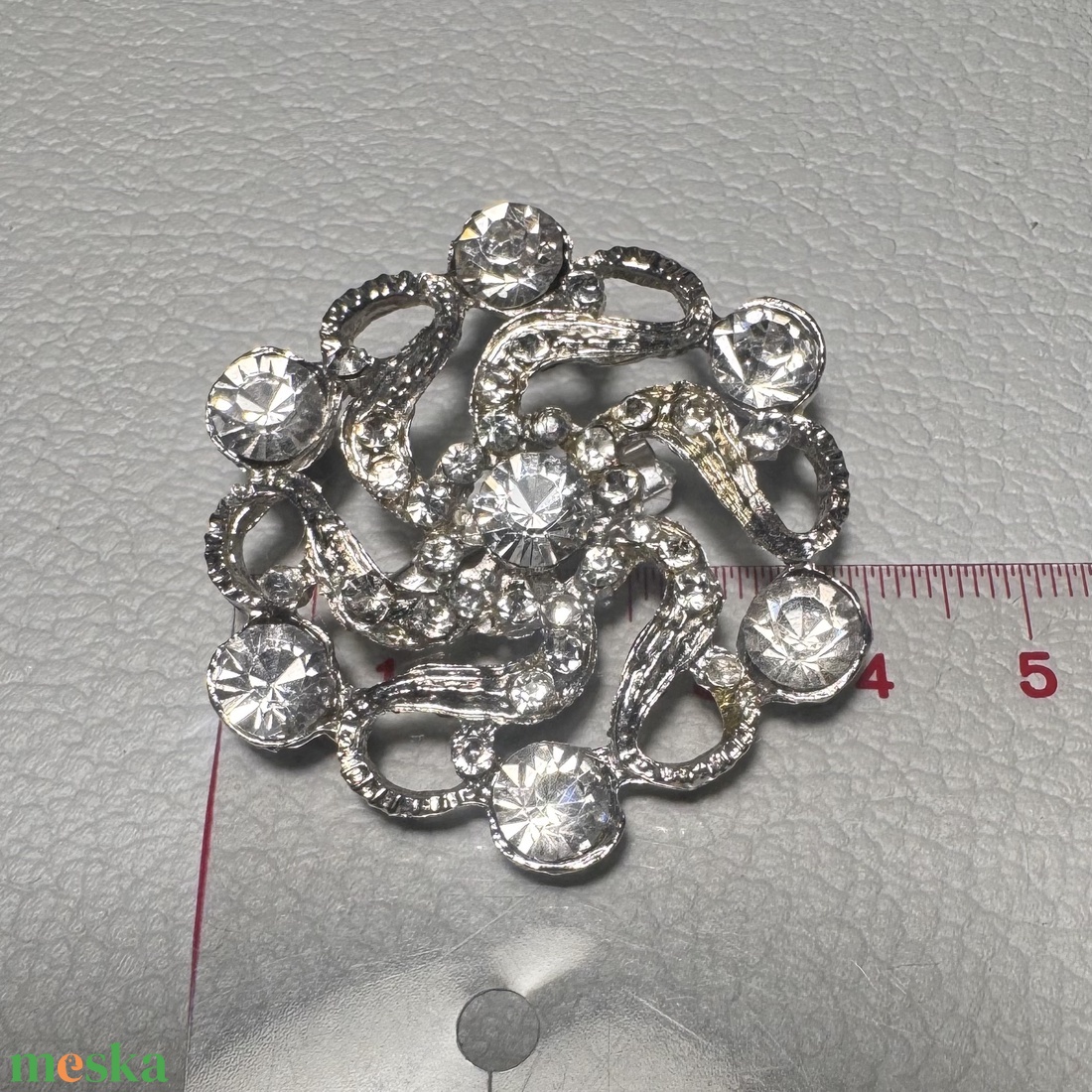 Vintage BROSS az 1980-as évekből, gyönyörű elegáns strasszos kitűző, pin szövetkabátra, blúzra,  blézerre retro kitűző - ékszer - kitűző és bross - Meska.hu