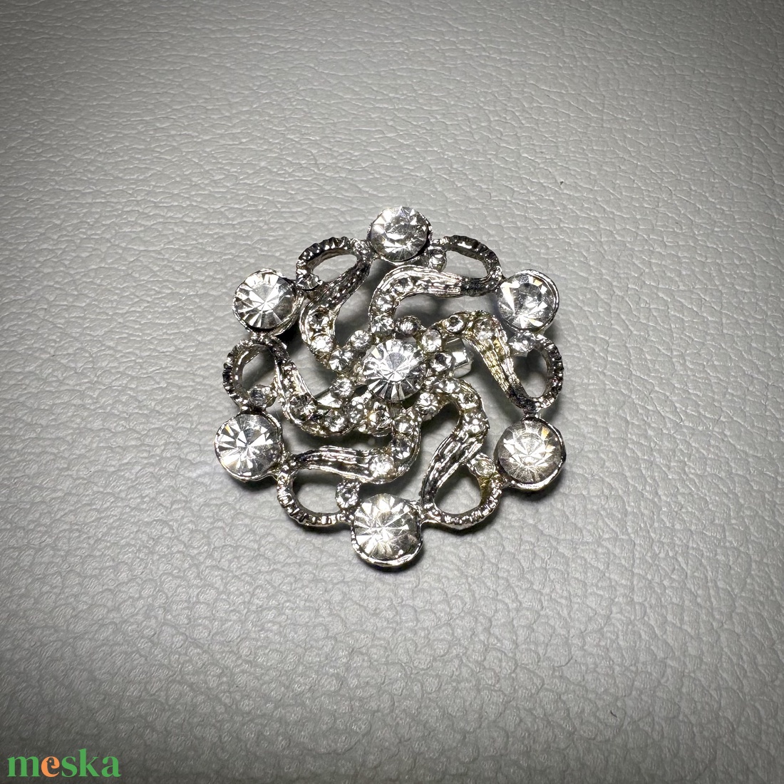 Vintage BROSS az 1980-as évekből, gyönyörű elegáns strasszos kitűző, pin szövetkabátra, blúzra,  blézerre retro kitűző - ékszer - kitűző és bross - Meska.hu