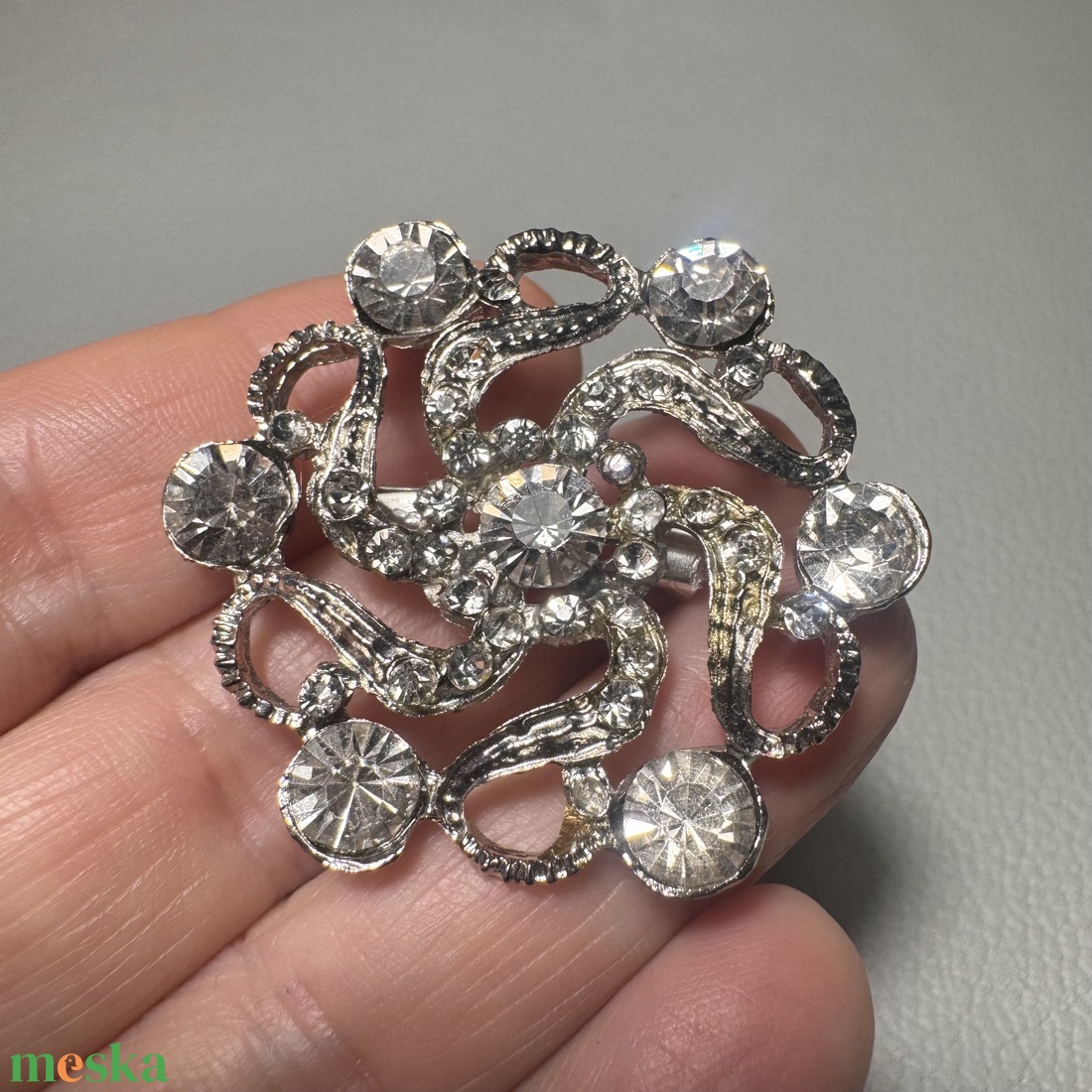 Vintage BROSS az 1980-as évekből, gyönyörű elegáns strasszos kitűző, pin szövetkabátra, blúzra,  blézerre retro kitűző - ékszer - kitűző és bross - Meska.hu