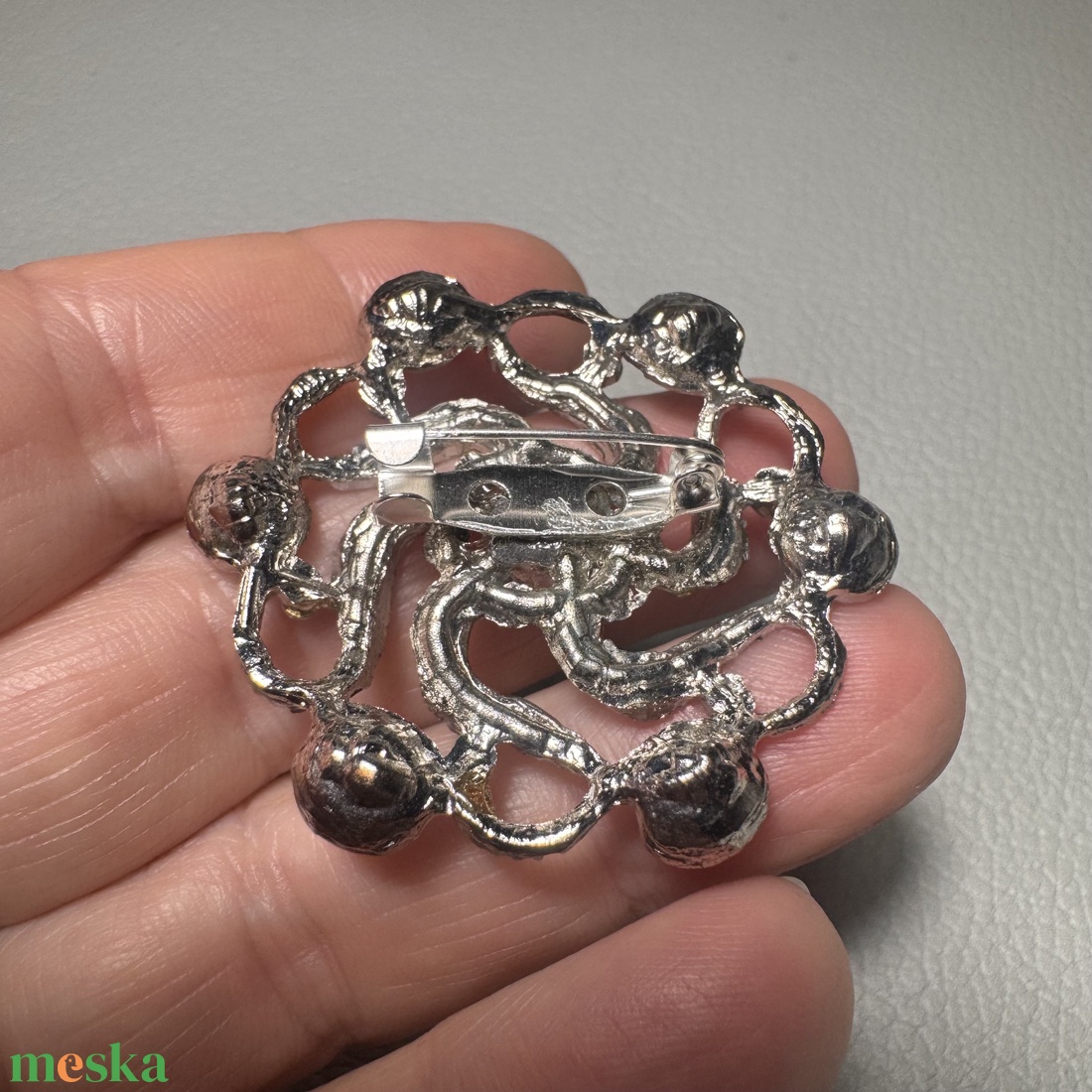 Vintage BROSS az 1980-as évekből, gyönyörű elegáns strasszos kitűző, pin szövetkabátra, blúzra,  blézerre retro kitűző - ékszer - kitűző és bross - Meska.hu