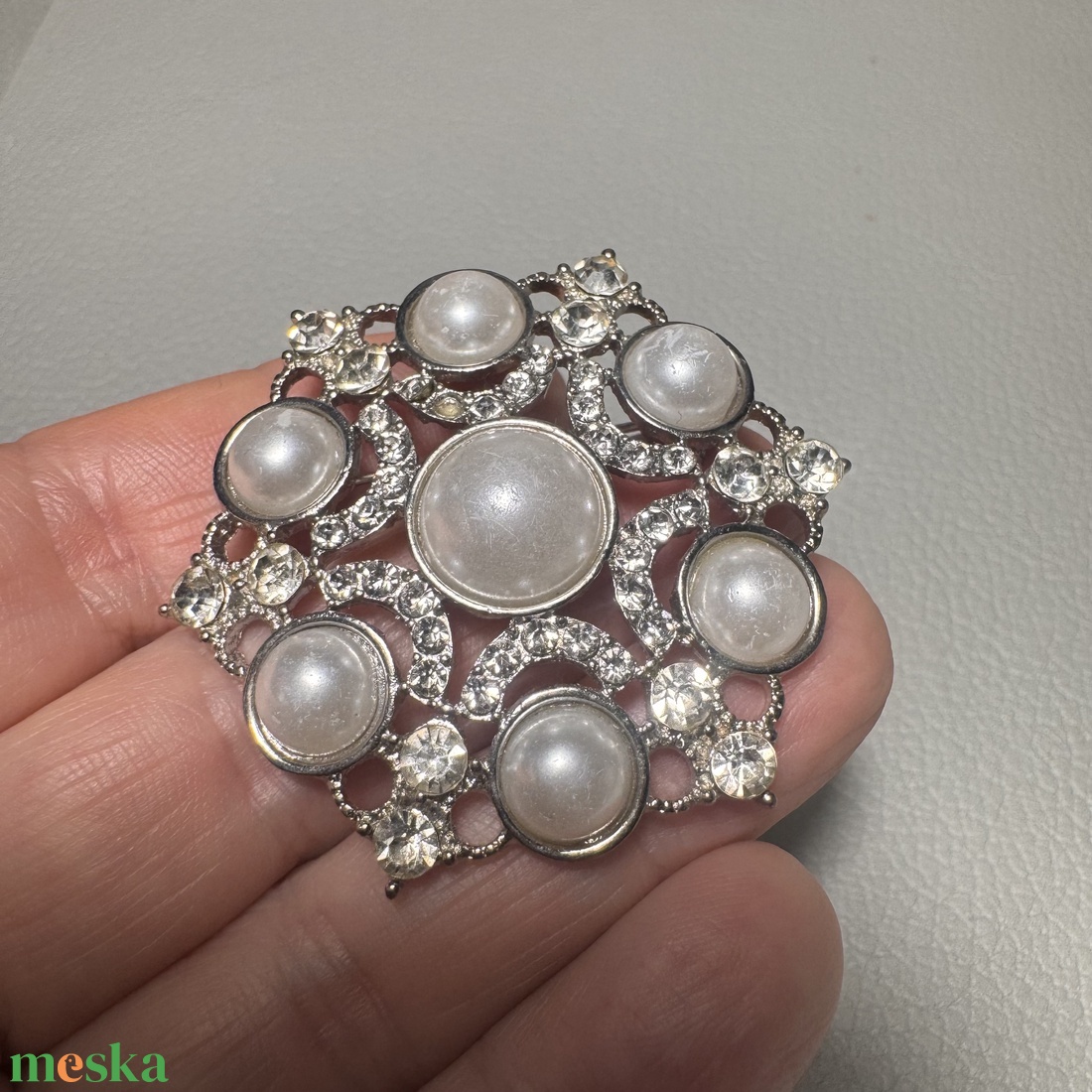 Vintage BROSS az 1980-as évekből, gyönyörű elegáns strasszos kitűző, pin szövetkabátra, blúzra,  blézerre retro kitűző - ékszer - kitűző és bross - Meska.hu