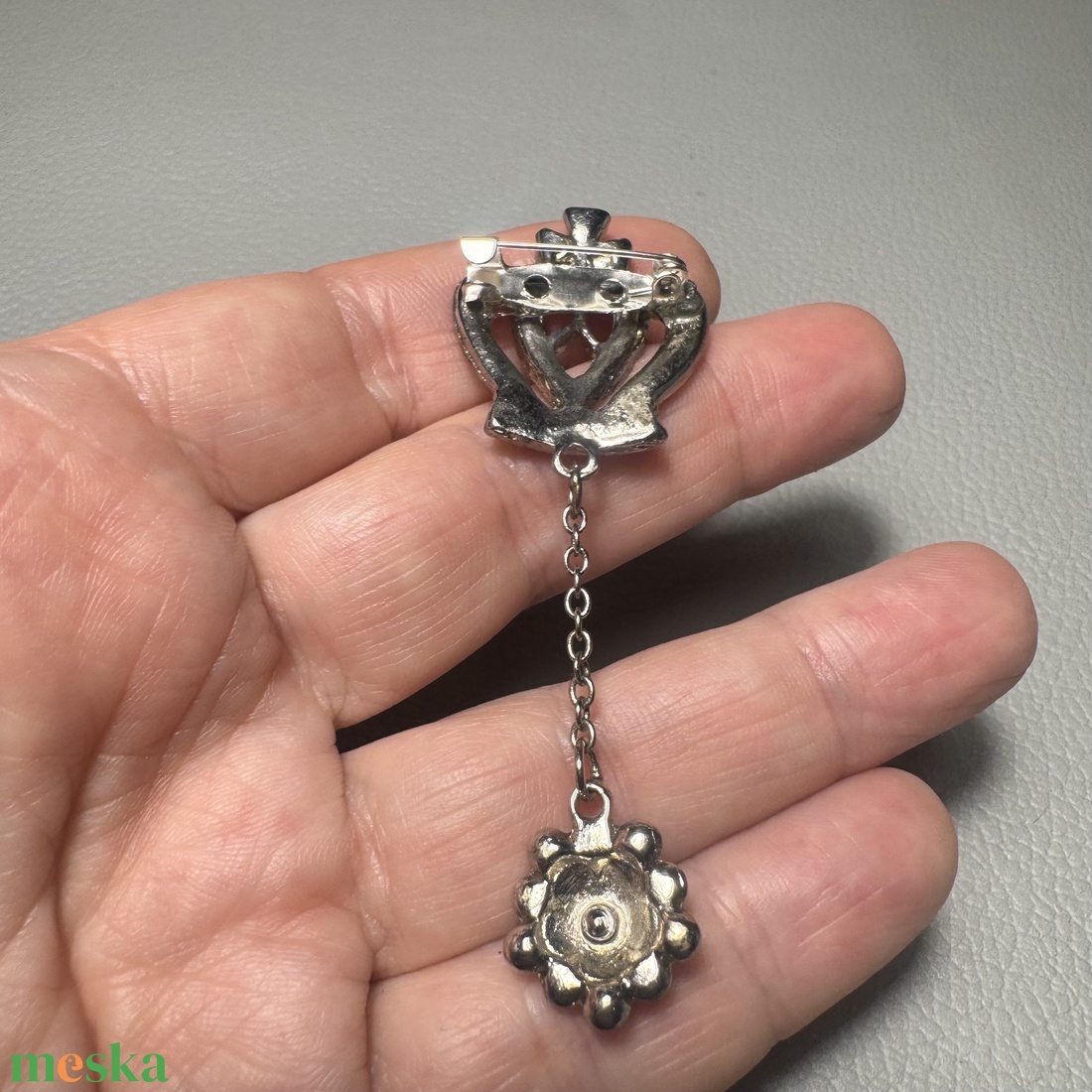 Vintage BROSS az 1980-as évekből, gyönyörű elegáns strasszos kitűző, pin szövetkabátra, blúzra,  blézerre retro kitűző - ékszer - kitűző és bross - Meska.hu