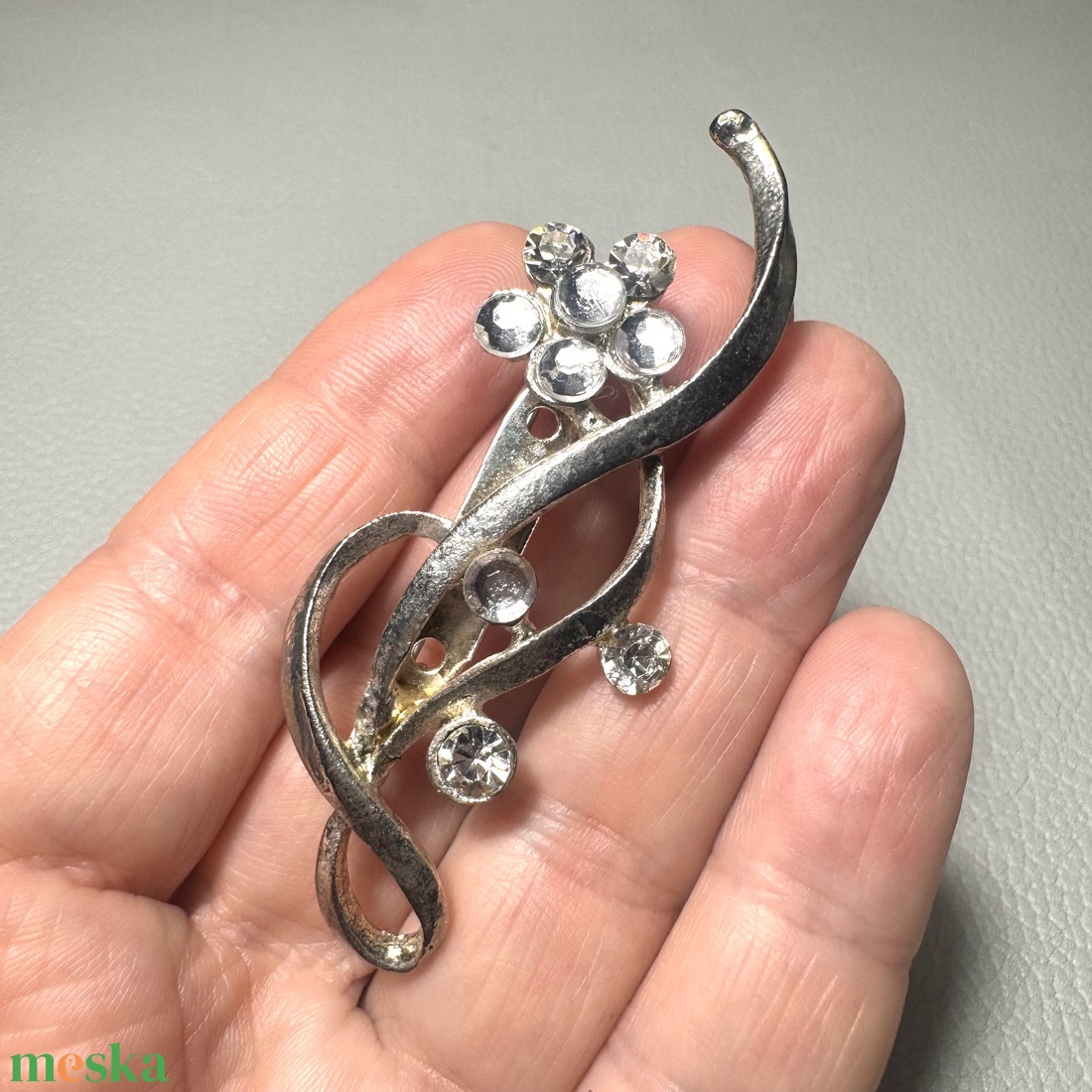 Vintage BROSS az 1980-as évekből, gyönyörű elegáns strasszos kitűző, pin szövetkabátra, blúzra,  blézerre retro kitűző - ékszer - kitűző és bross - Meska.hu