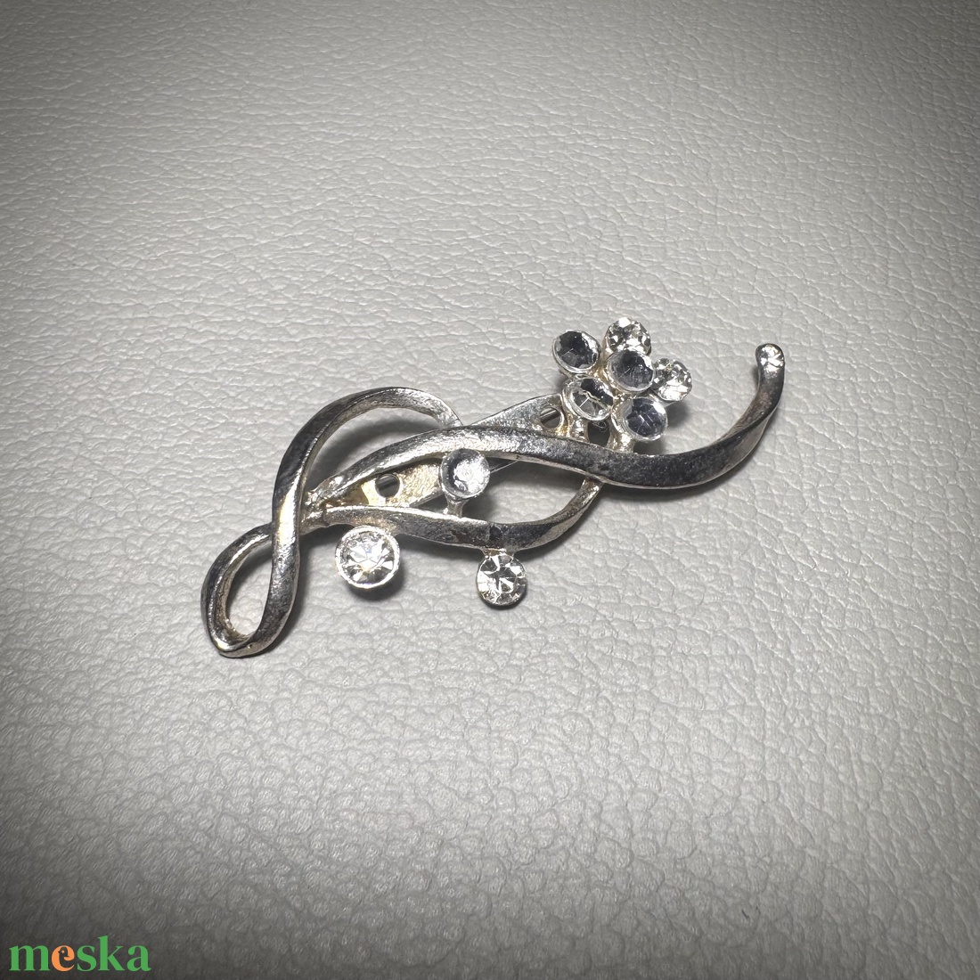 Vintage BROSS az 1980-as évekből, gyönyörű elegáns strasszos kitűző, pin szövetkabátra, blúzra,  blézerre retro kitűző - ékszer - kitűző és bross - Meska.hu