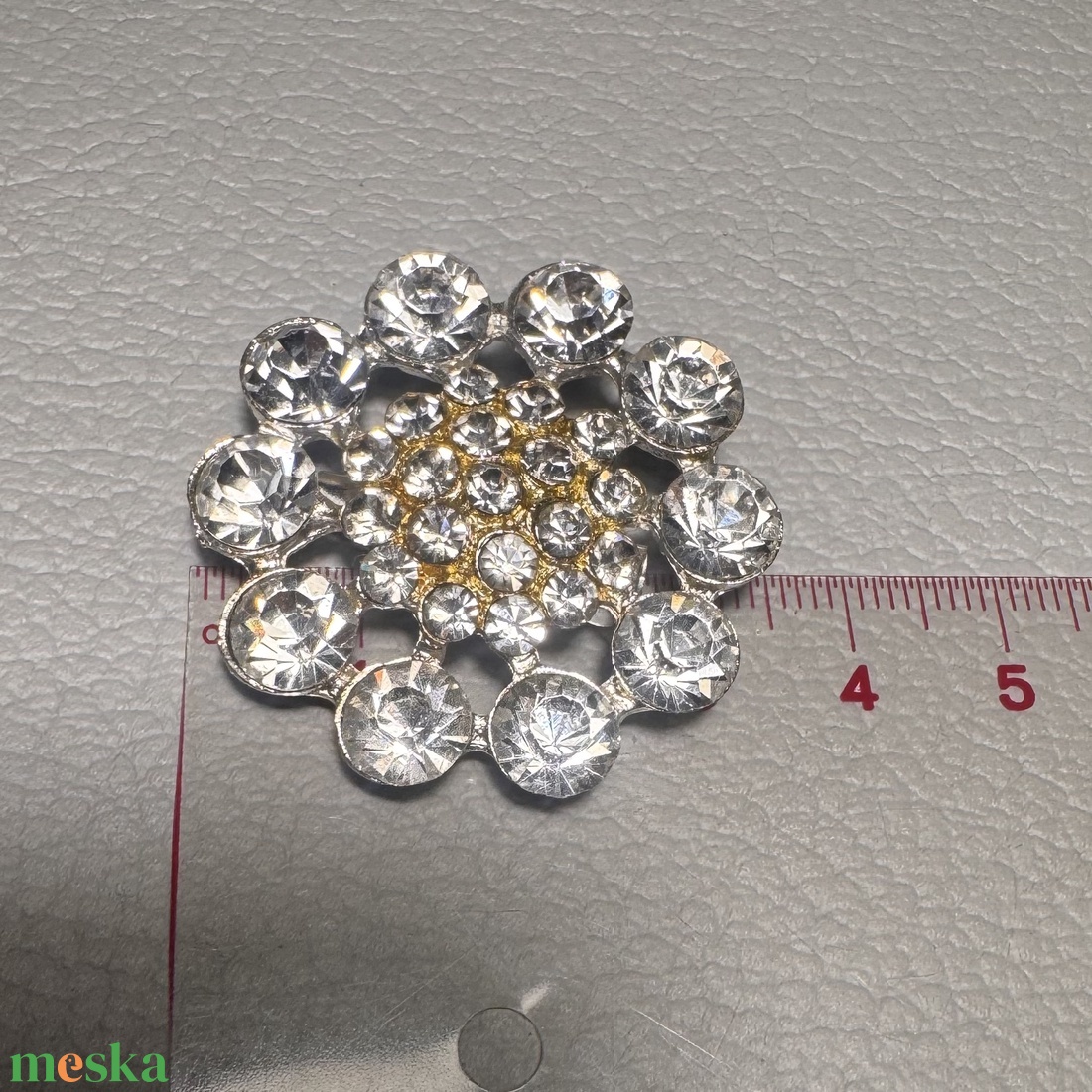 Vintage kristály virág BROSS az 1980-as évekből, strasszos kitűző, pin szövetkabátra, blúzra,  blézerre retro kitűző - ékszer - kitűző és bross - Meska.hu