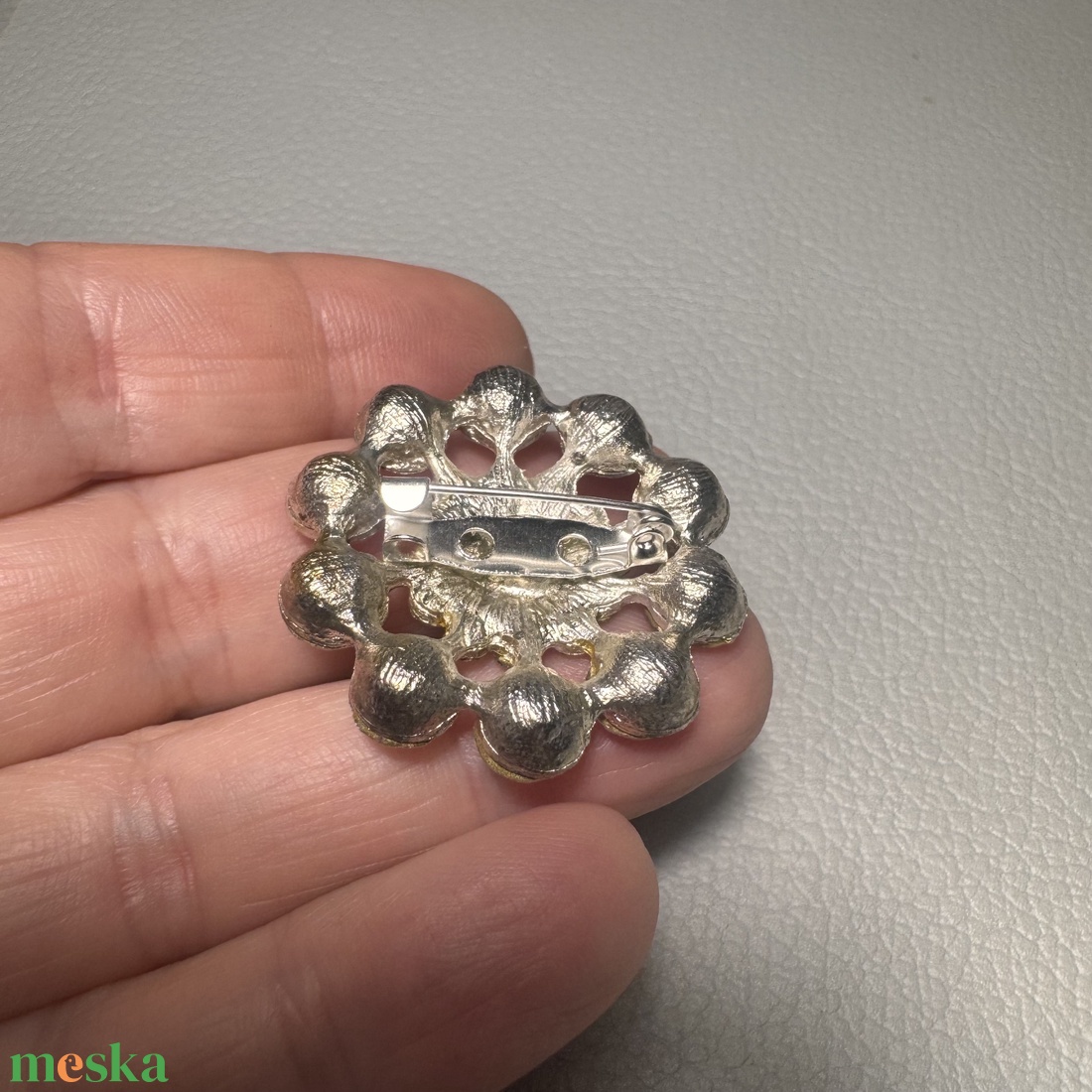 Vintage kristály virág BROSS az 1980-as évekből, strasszos kitűző, pin szövetkabátra, blúzra,  blézerre retro kitűző - ékszer - kitűző és bross - Meska.hu