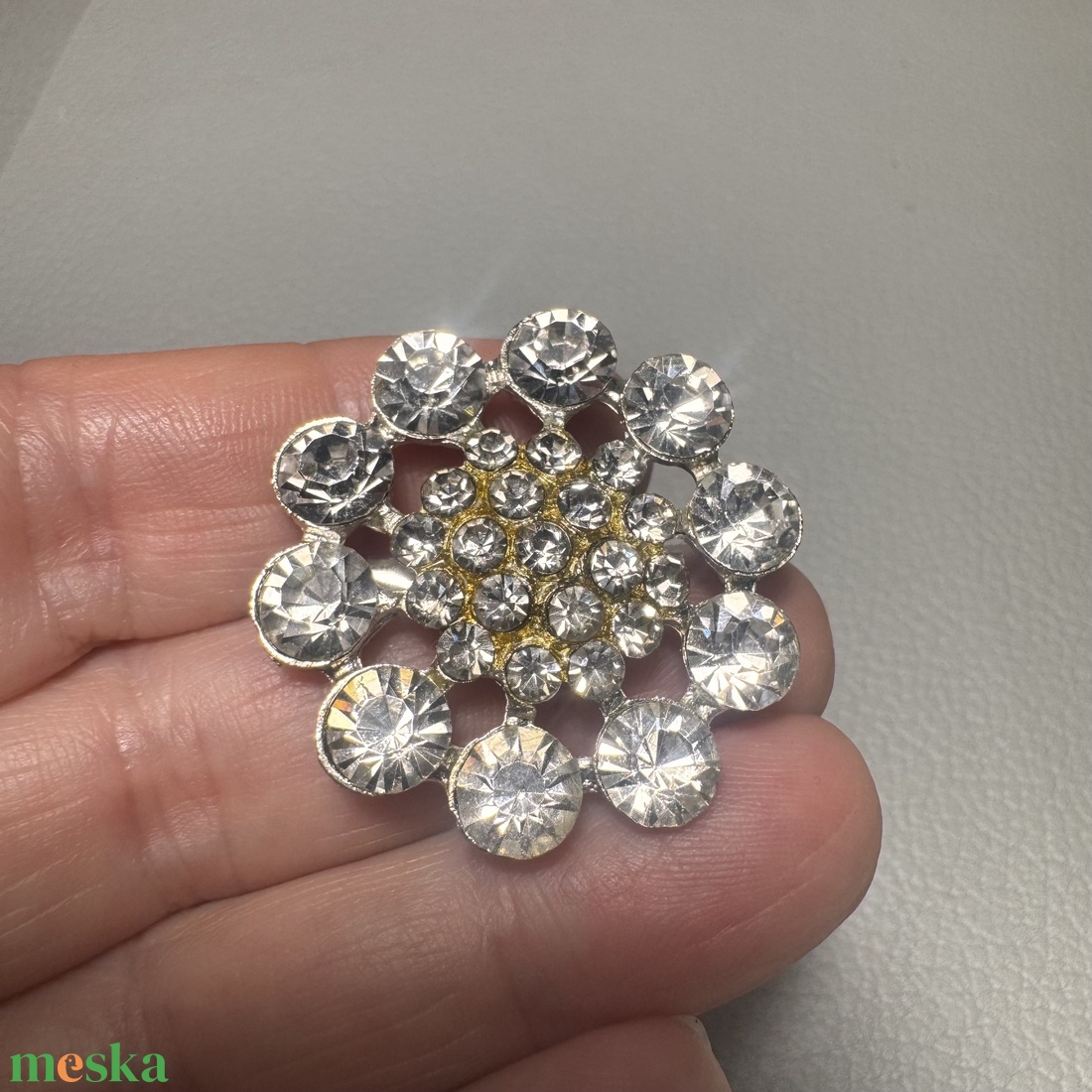 Vintage kristály virág BROSS az 1980-as évekből, strasszos kitűző, pin szövetkabátra, blúzra,  blézerre retro kitűző - ékszer - kitűző és bross - Meska.hu