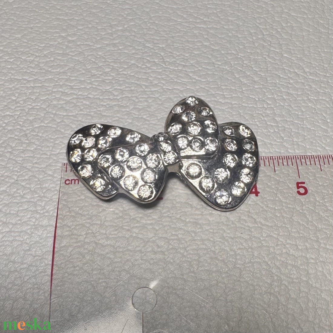 Vintage BROSS az 1980-as évekből, gyönyörű elegáns strasszos kitűző, pin szövetkabátra, blúzra,  blézerre retro kitűző - ékszer - kitűző és bross - Meska.hu